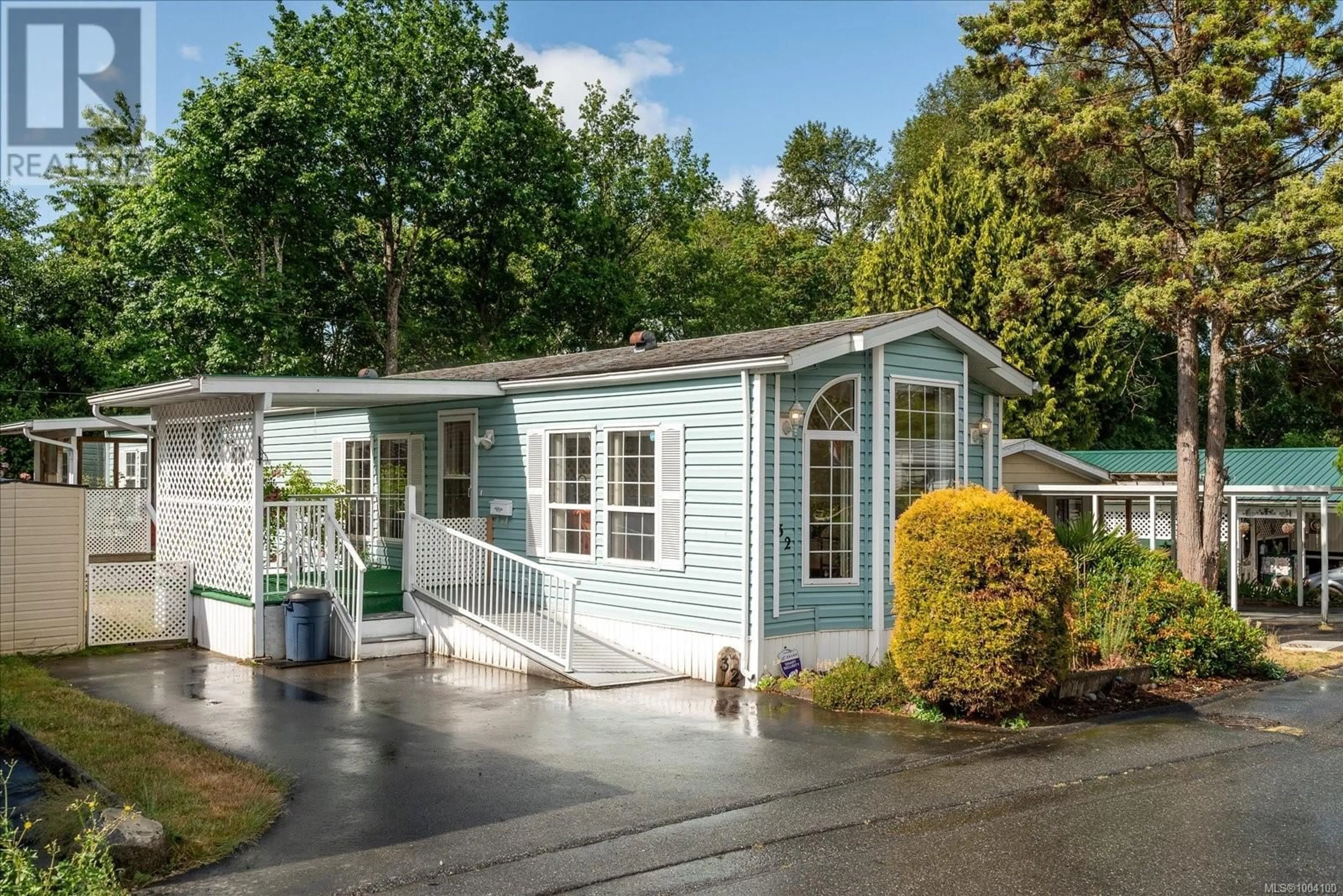 Home with vinyl exterior material, street for 32 HONEY DRIVE, Nanaimo British Columbia V9R5N1