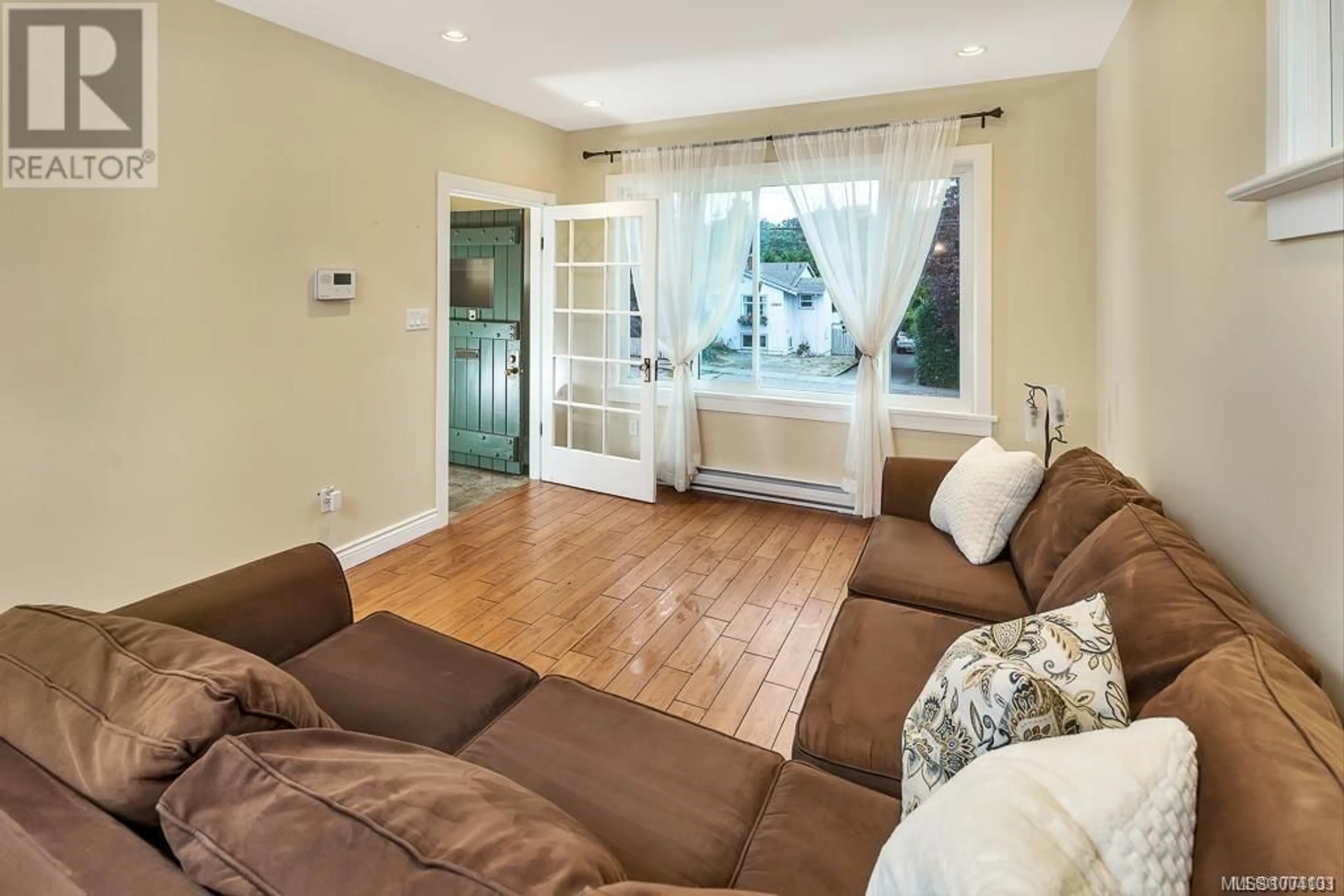 Living room with furniture, unknown for 1321 FINLAYSON STREET, Victoria British Columbia V8T2V5