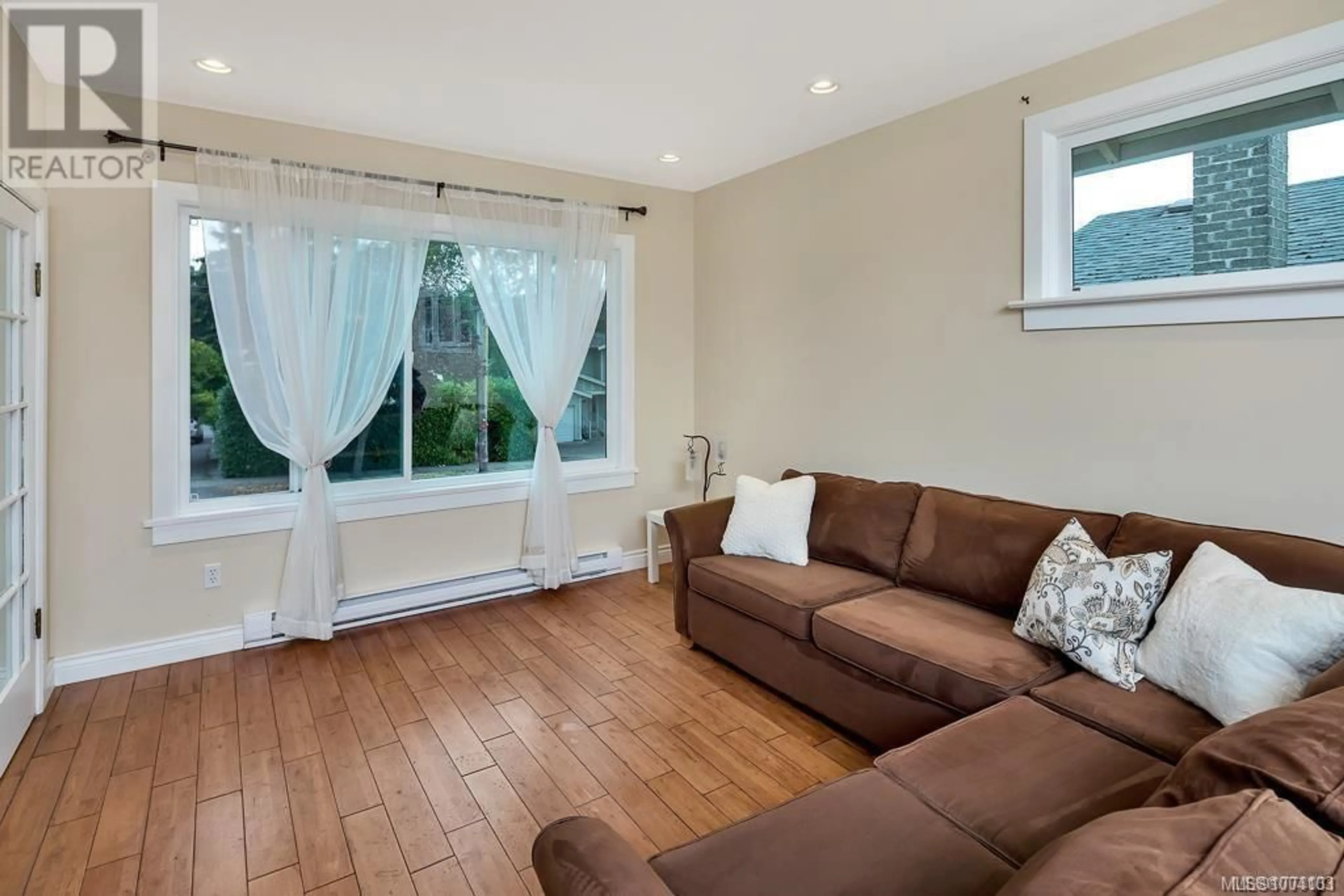 Living room with furniture, wood/laminate floor for 1321 FINLAYSON STREET, Victoria British Columbia V8T2V5