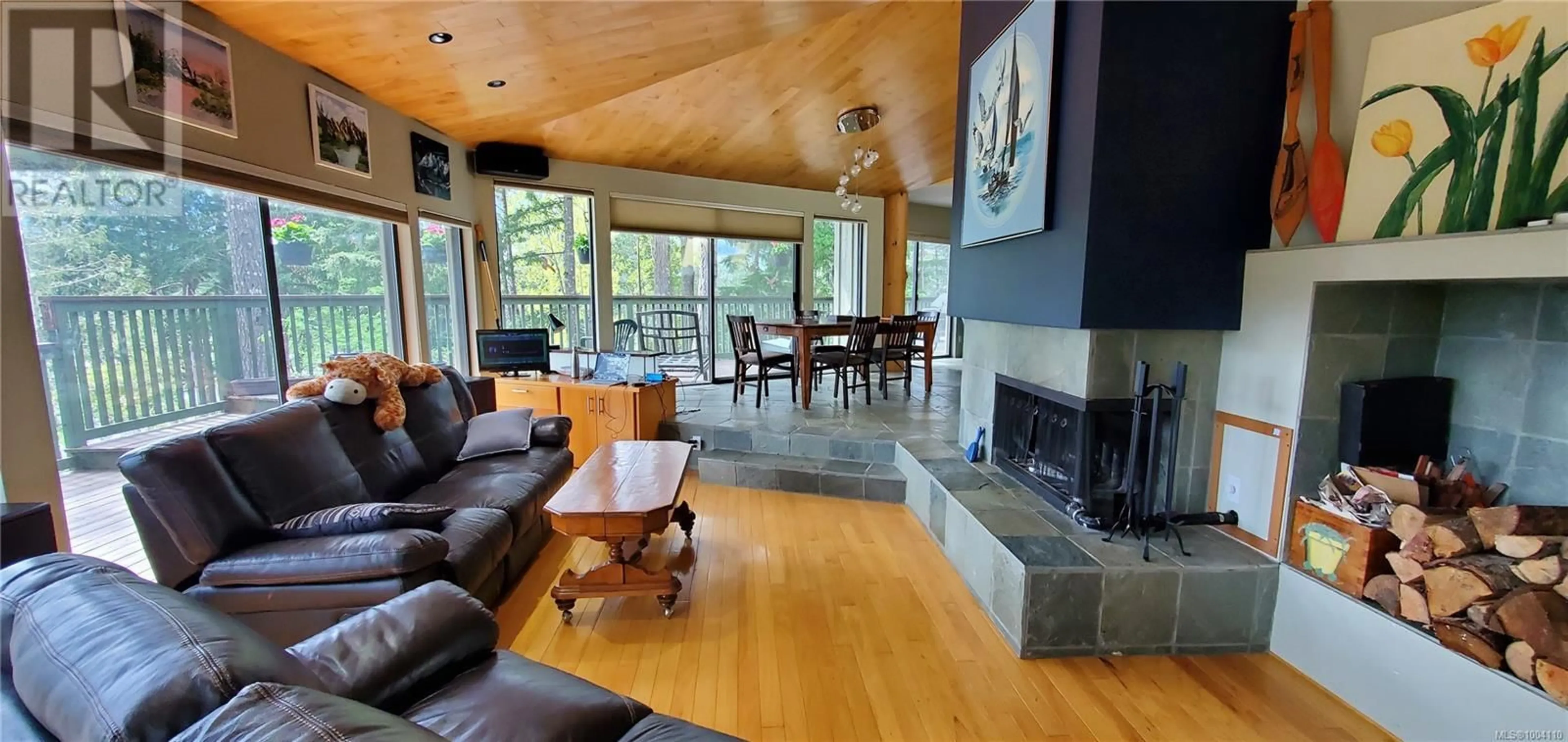Living room with furniture, wood/laminate floor for 469 CHAMISS COURT, Gold River British Columbia V0P1G0