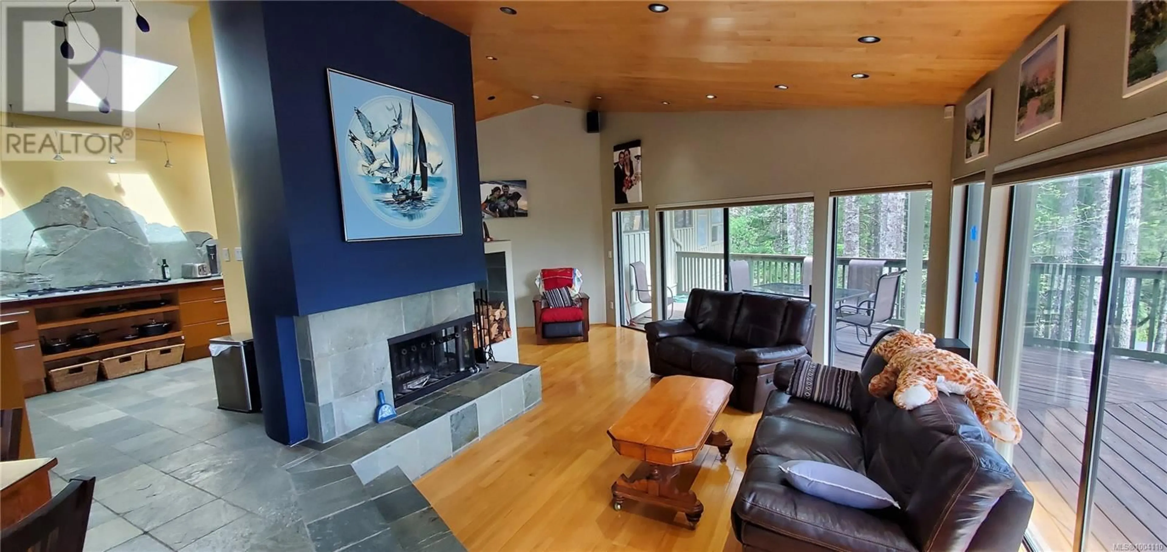 Living room with furniture, wood/laminate floor for 469 CHAMISS COURT, Gold River British Columbia V0P1G0