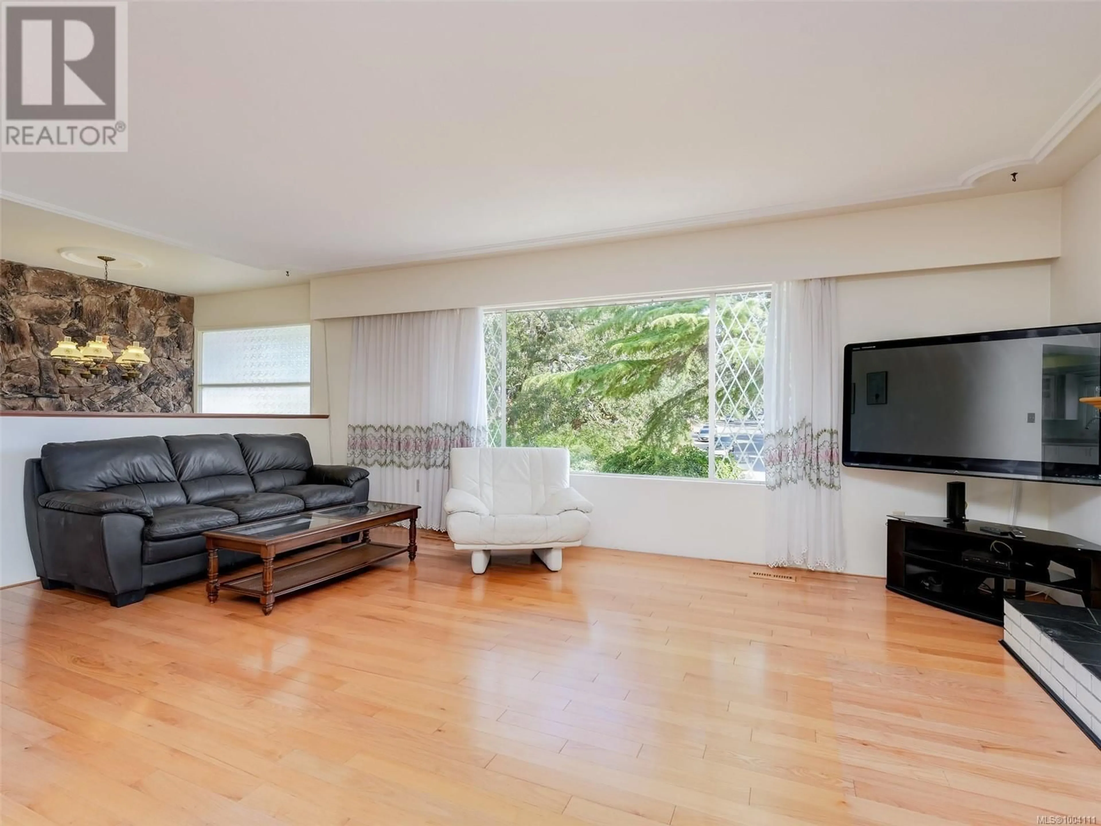 Living room with furniture, wood/laminate floor for 1611 CEDAR AVENUE, Saanich British Columbia V8P1W8