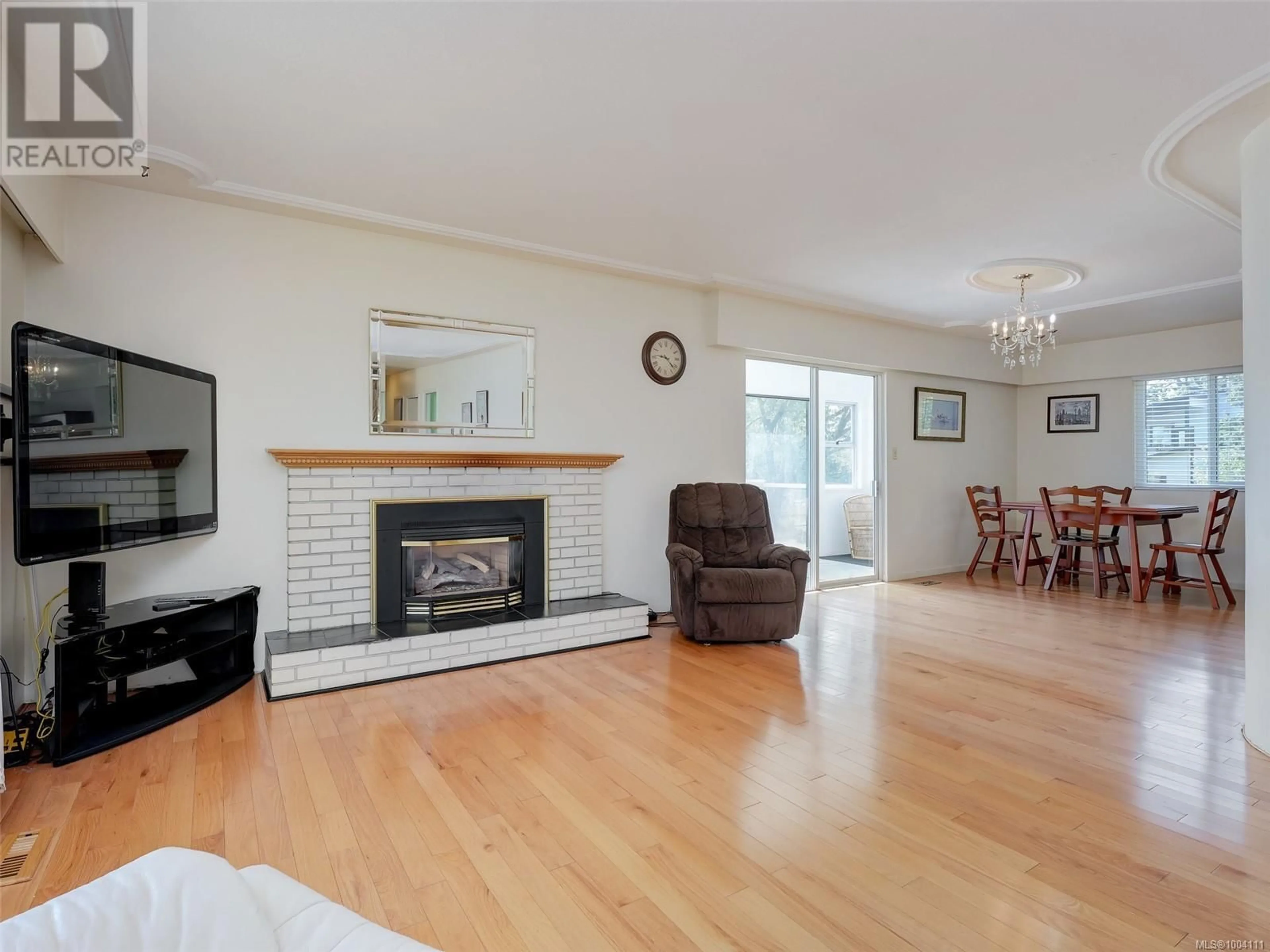 Living room with furniture, wood/laminate floor for 1611 CEDAR AVENUE, Saanich British Columbia V8P1W8