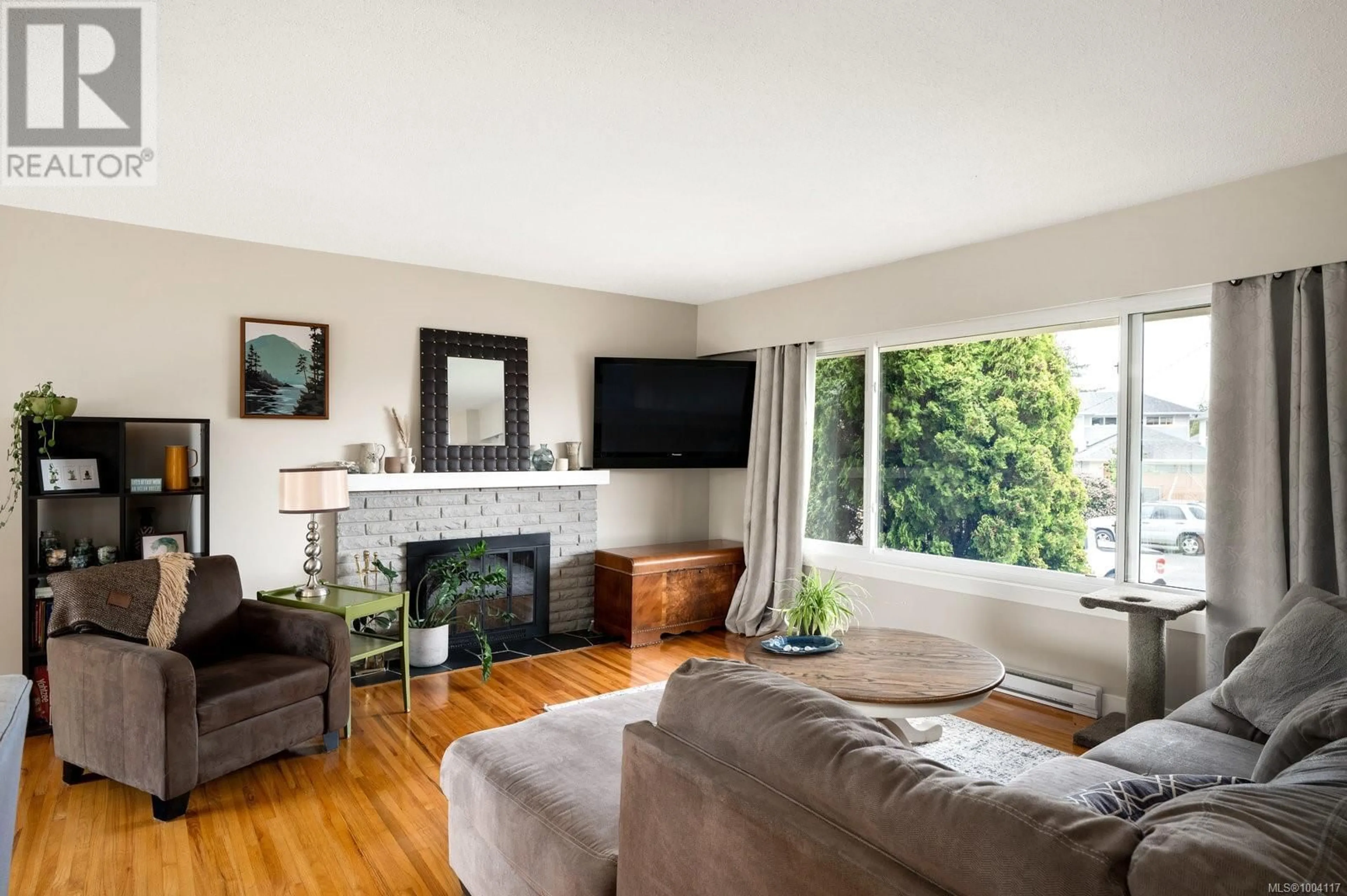 Living room with furniture, wood/laminate floor for 10294 SPARLING PLACE, Sidney British Columbia V8L3K3
