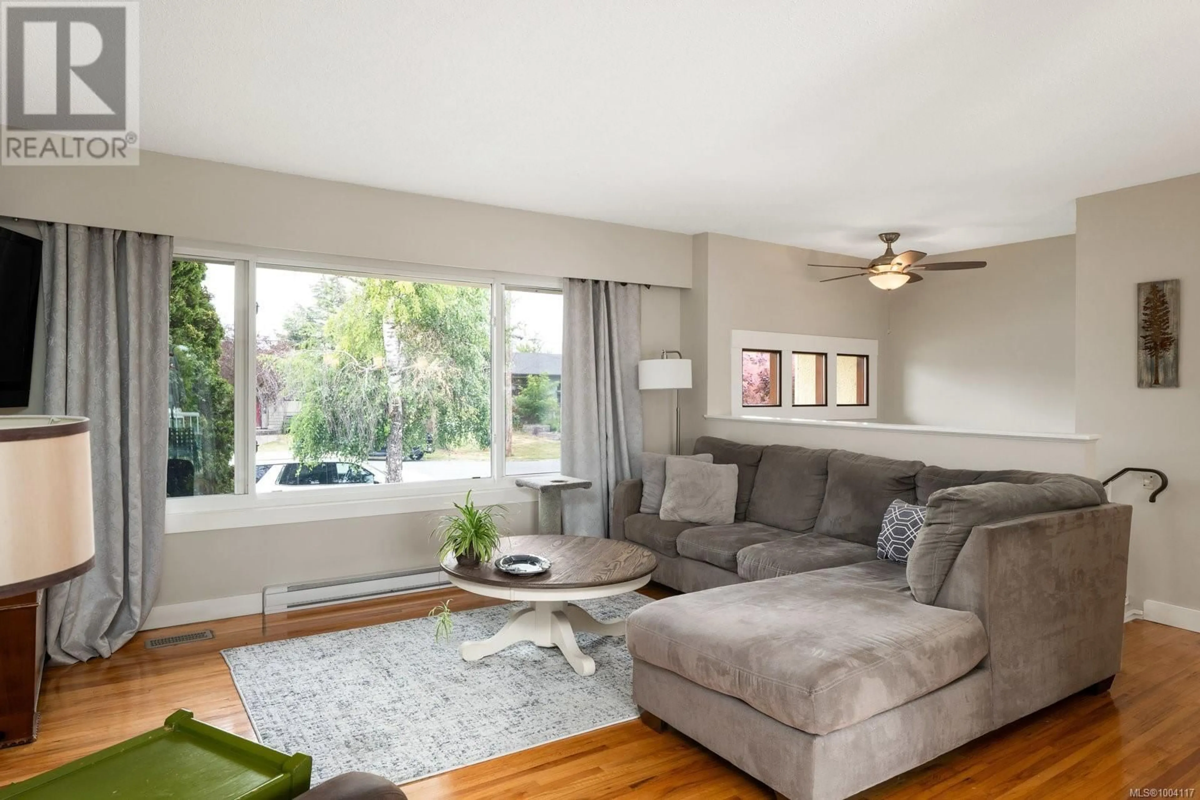 Living room with furniture, wood/laminate floor for 10294 SPARLING PLACE, Sidney British Columbia V8L3K3