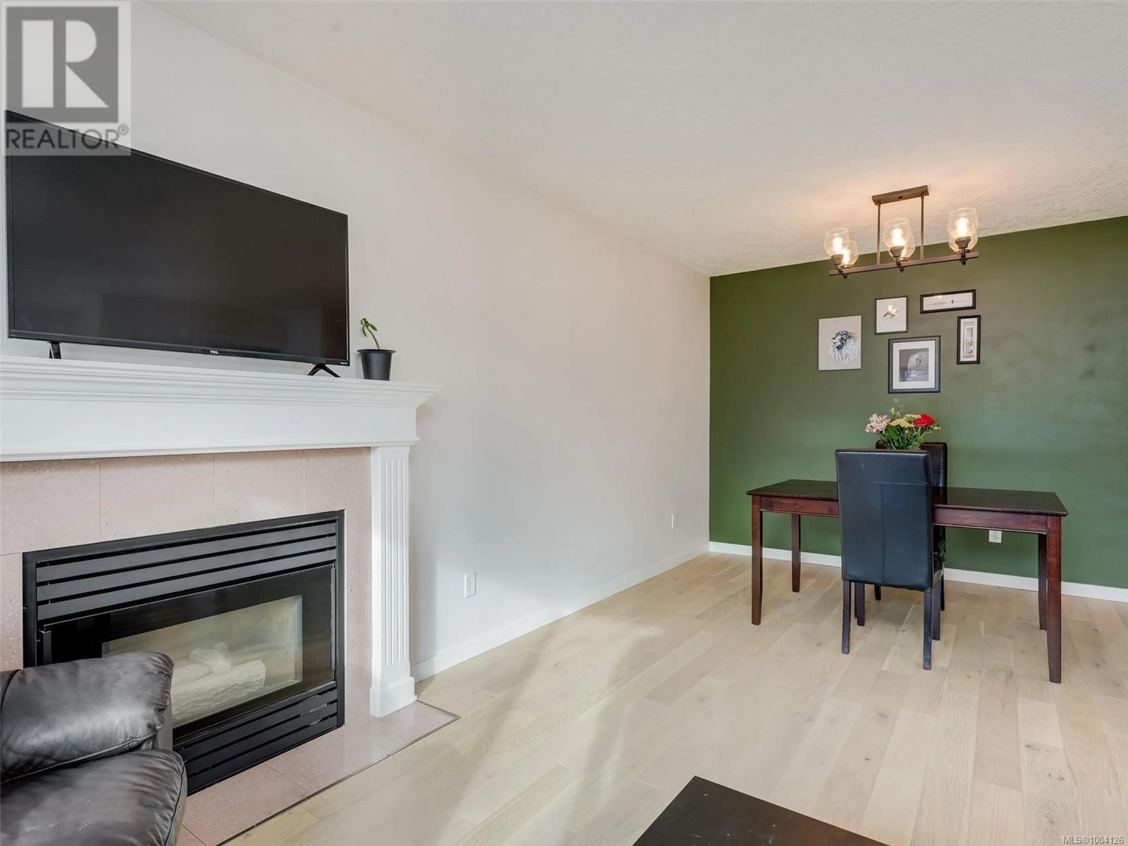 Living room with furniture, wood/laminate floor for 1 - 2720 SHELBOURNE STREET, Victoria British Columbia V8R4M2