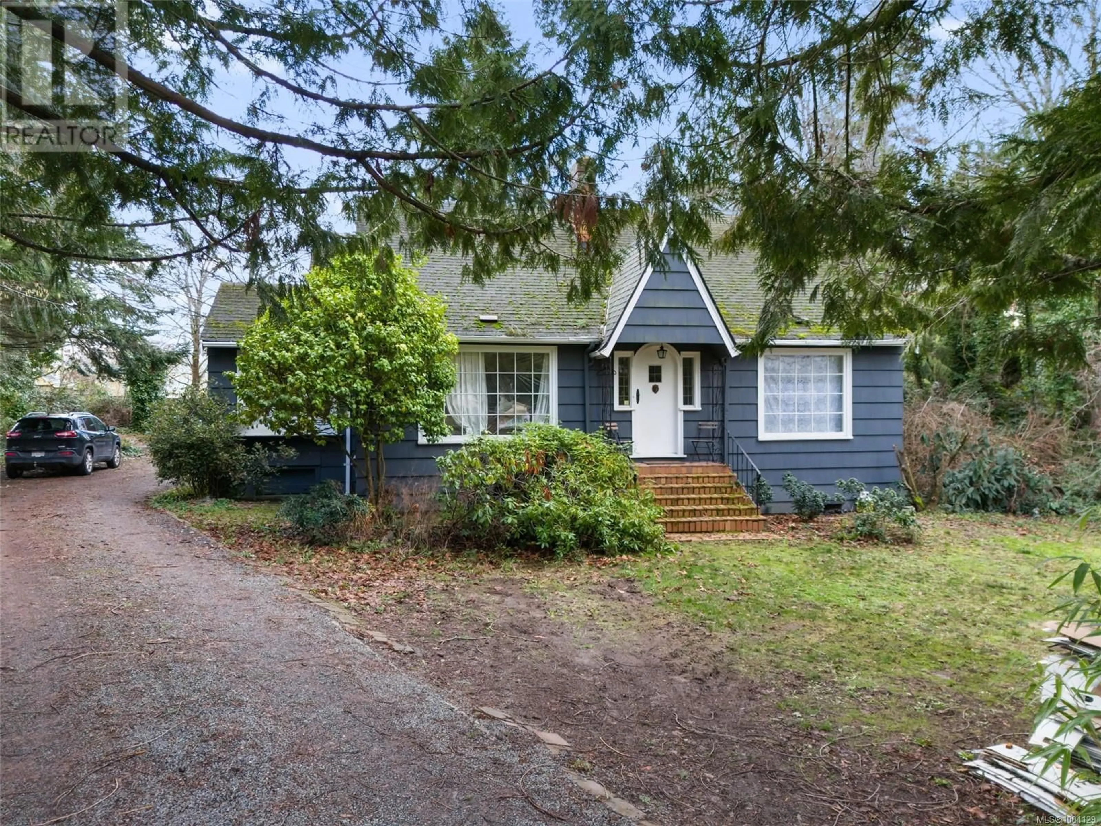 A pic from outside/outdoor area/front of a property/back of a property/a pic from drone, street for 2895 MURRAY DRIVE, Saanich British Columbia V9A2S6