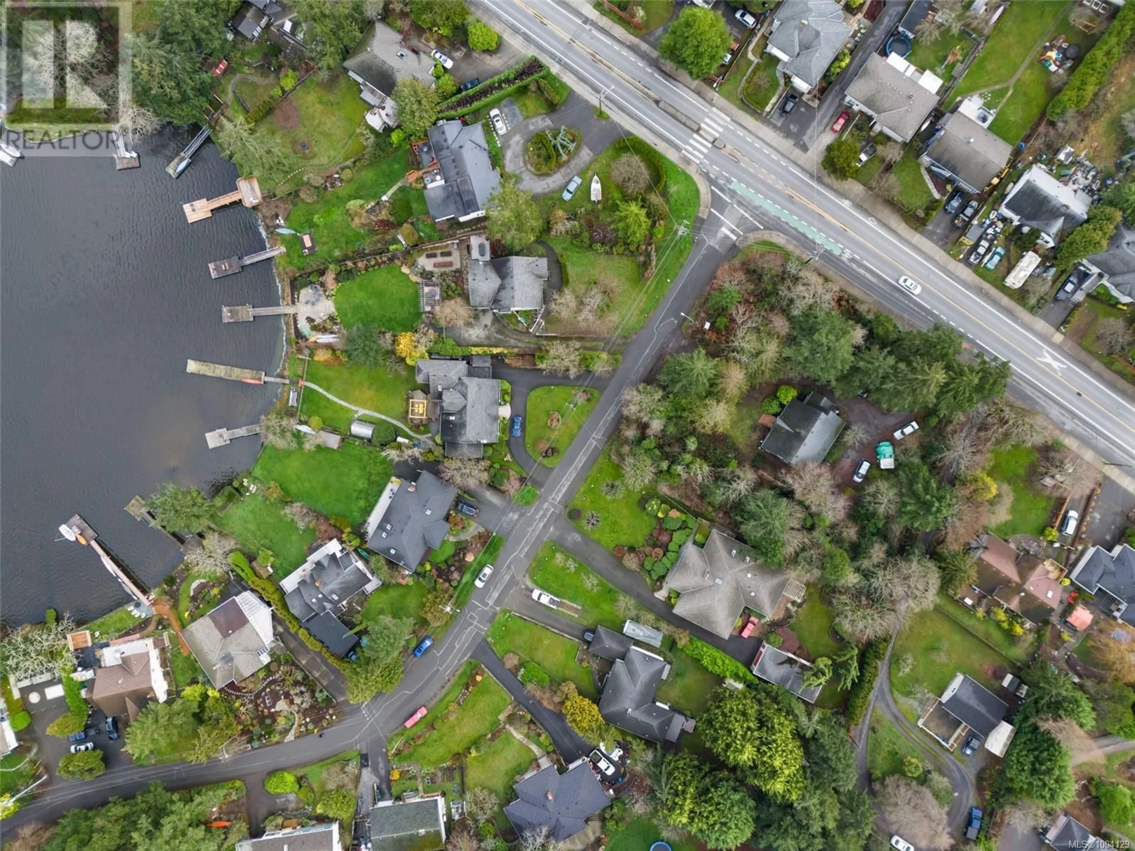 A pic from outside/outdoor area/front of a property/back of a property/a pic from drone, street for 2895 MURRAY DRIVE, Saanich British Columbia V9A2S6