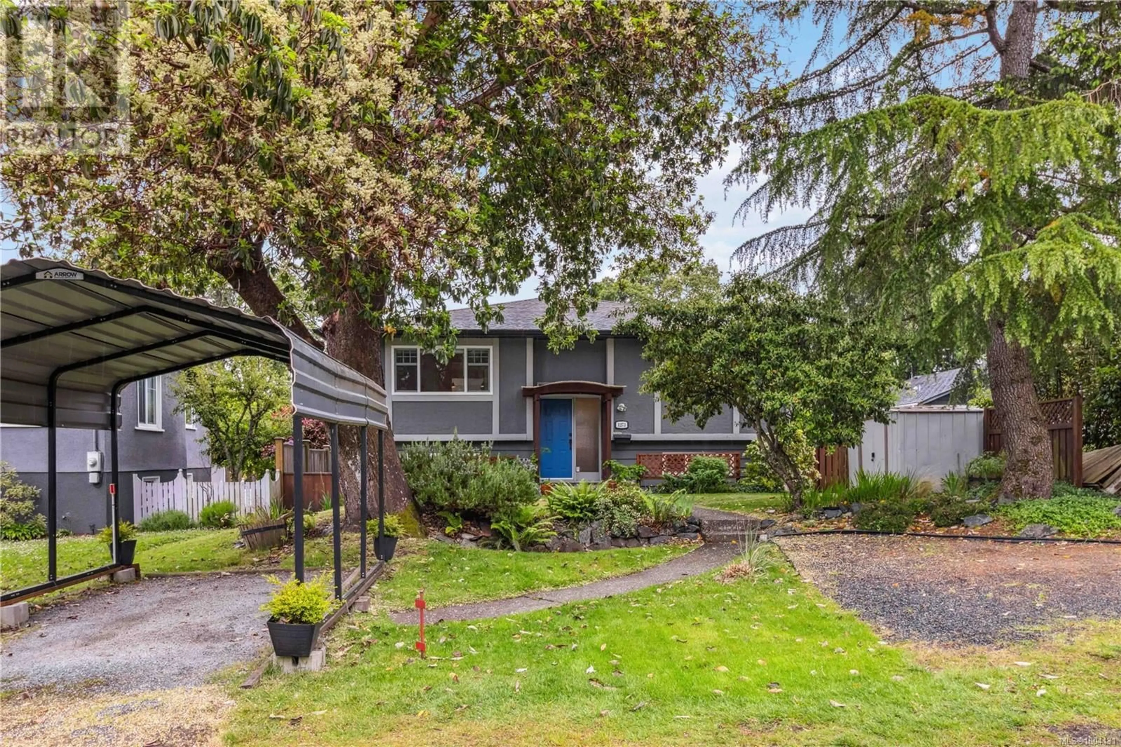 Home with vinyl exterior material, street for 1273 HOLLOWAY STREET, Saanich British Columbia V8P1M8