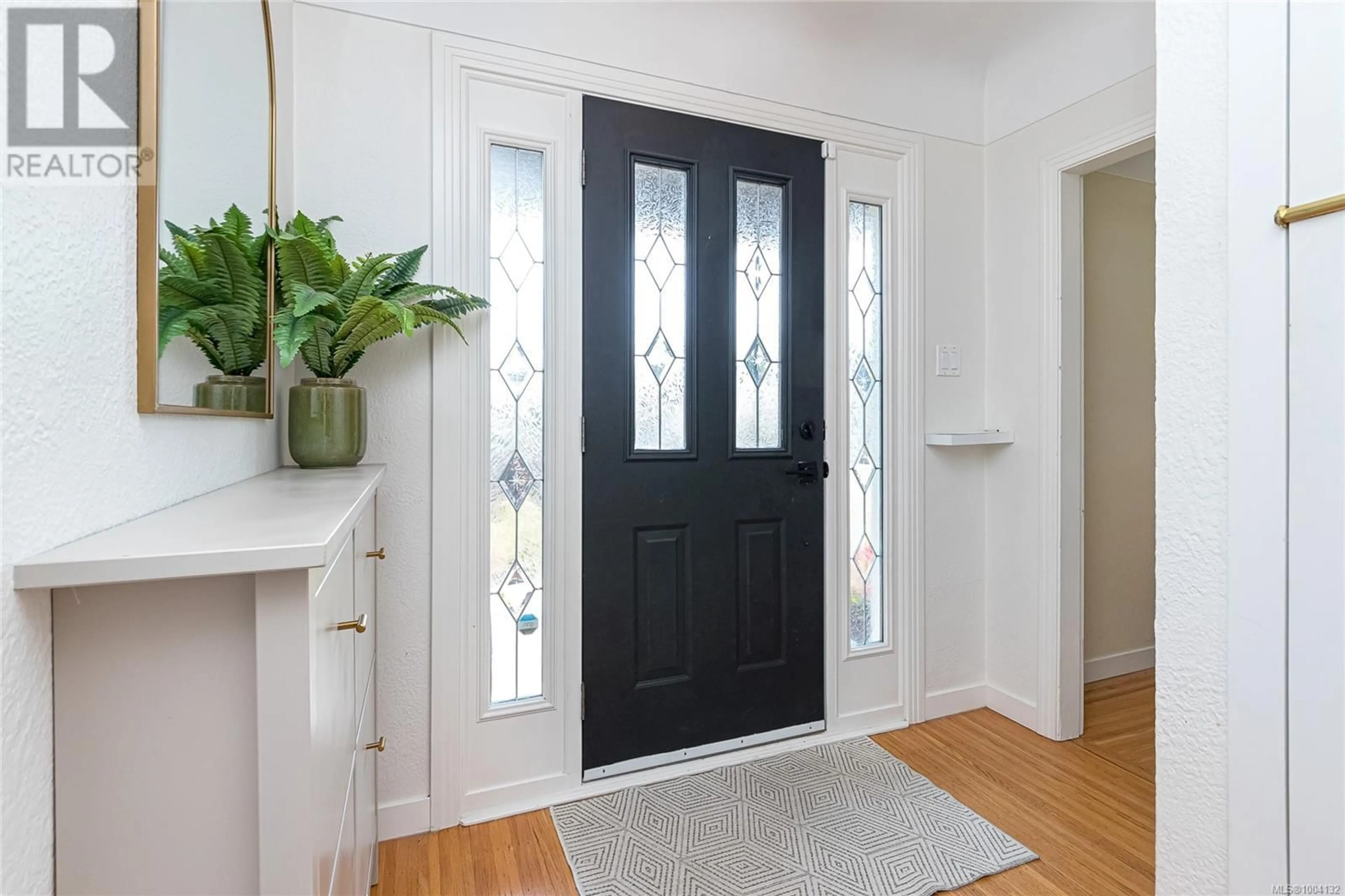 Indoor entryway for 3840 EPSOM DRIVE, Saanich British Columbia V8P3S7