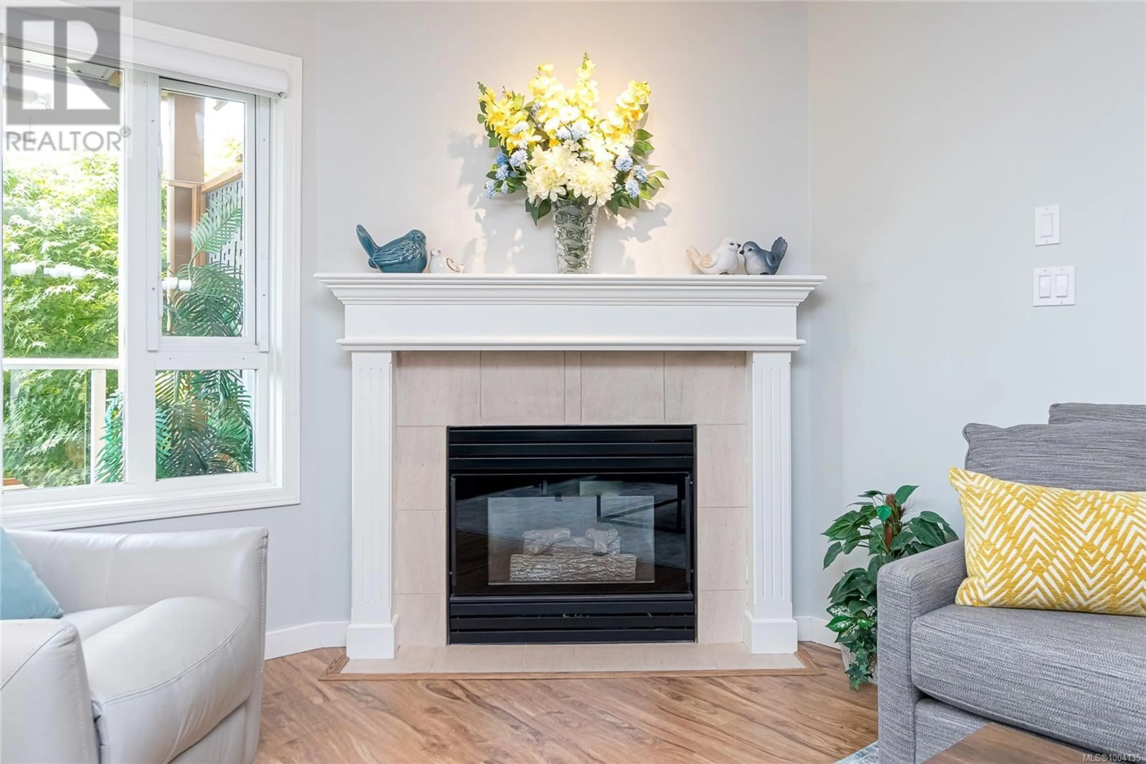 Living room with furniture, unknown for 311 - 490 MARSETT PLACE, Saanich British Columbia V8Z7J2