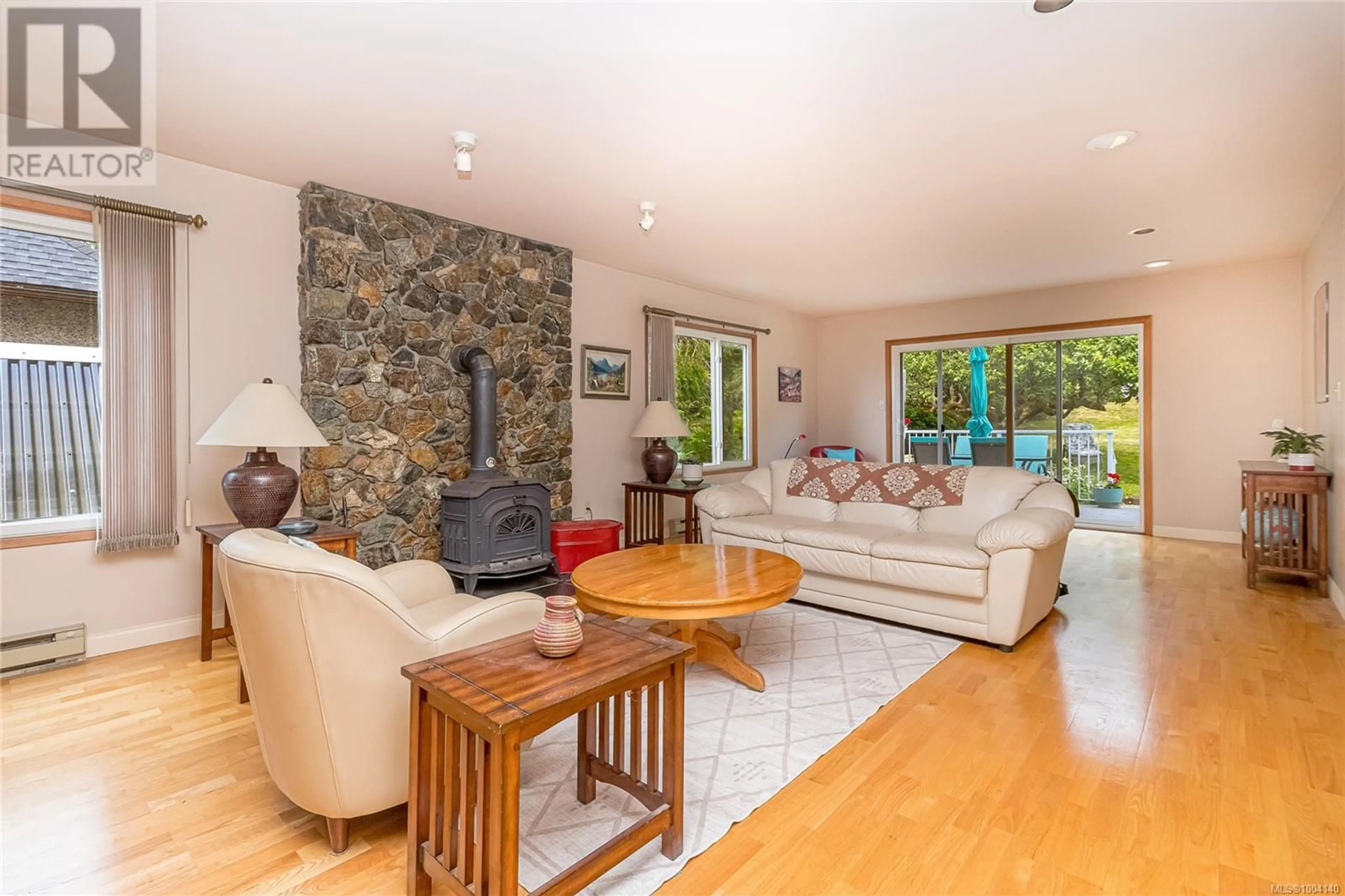 Living room with furniture, unknown for 3471 LOVAT AVENUE, Saanich British Columbia V8X1T8