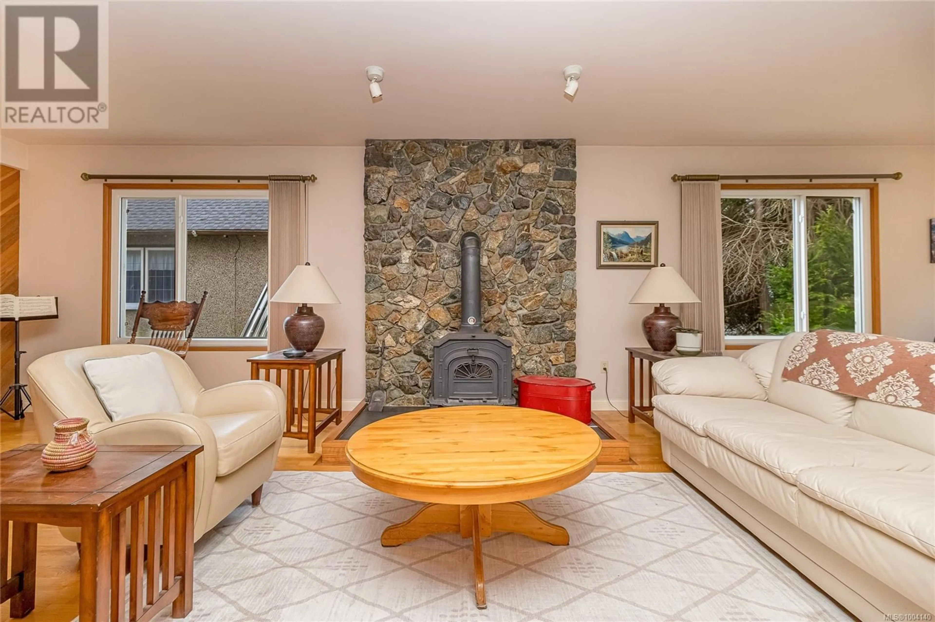Living room with furniture, unknown for 3471 LOVAT AVENUE, Saanich British Columbia V8X1T8