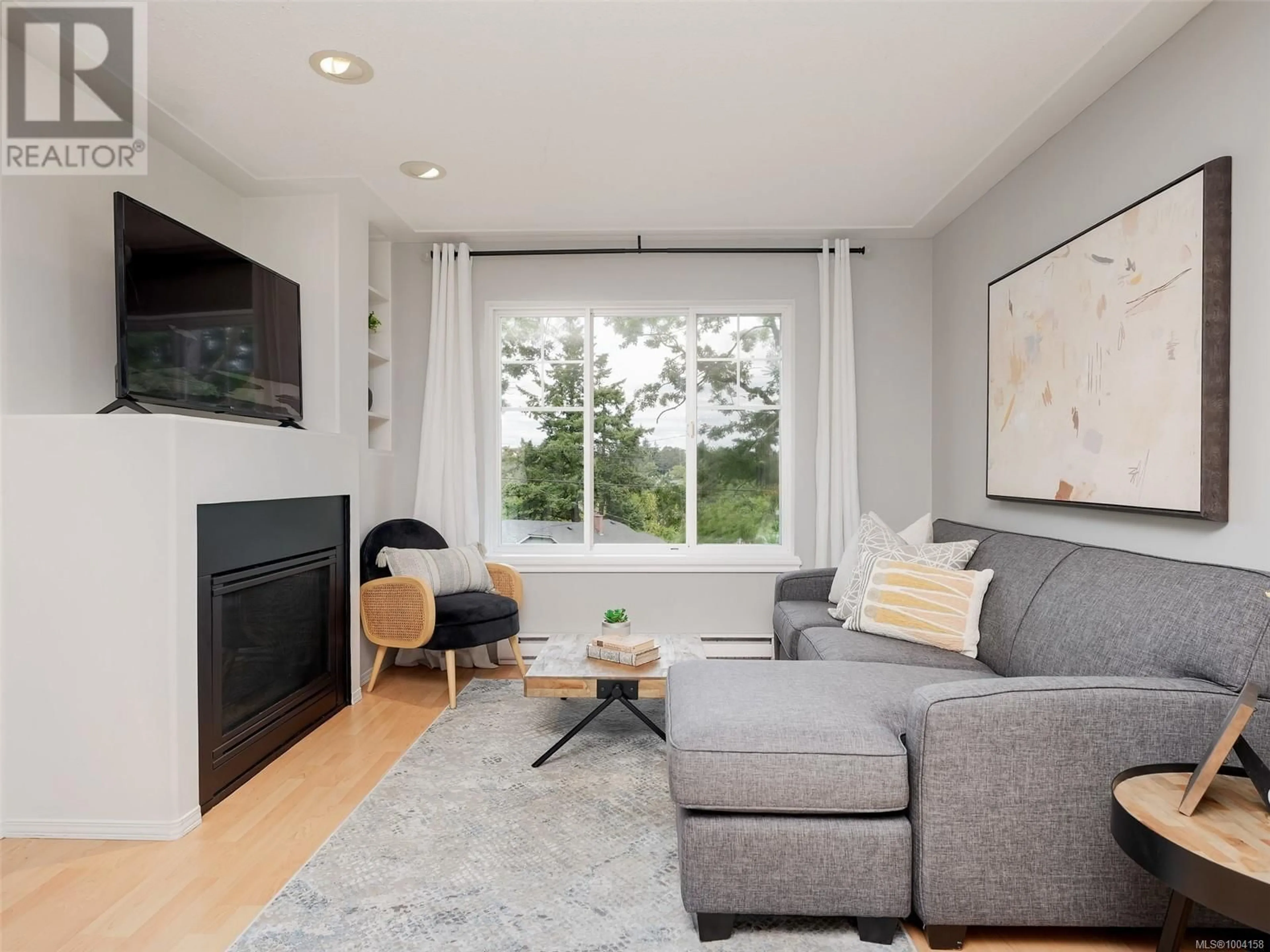 Living room with furniture, unknown for 955 FALMOUTH ROAD, Saanich British Columbia V8X3A4