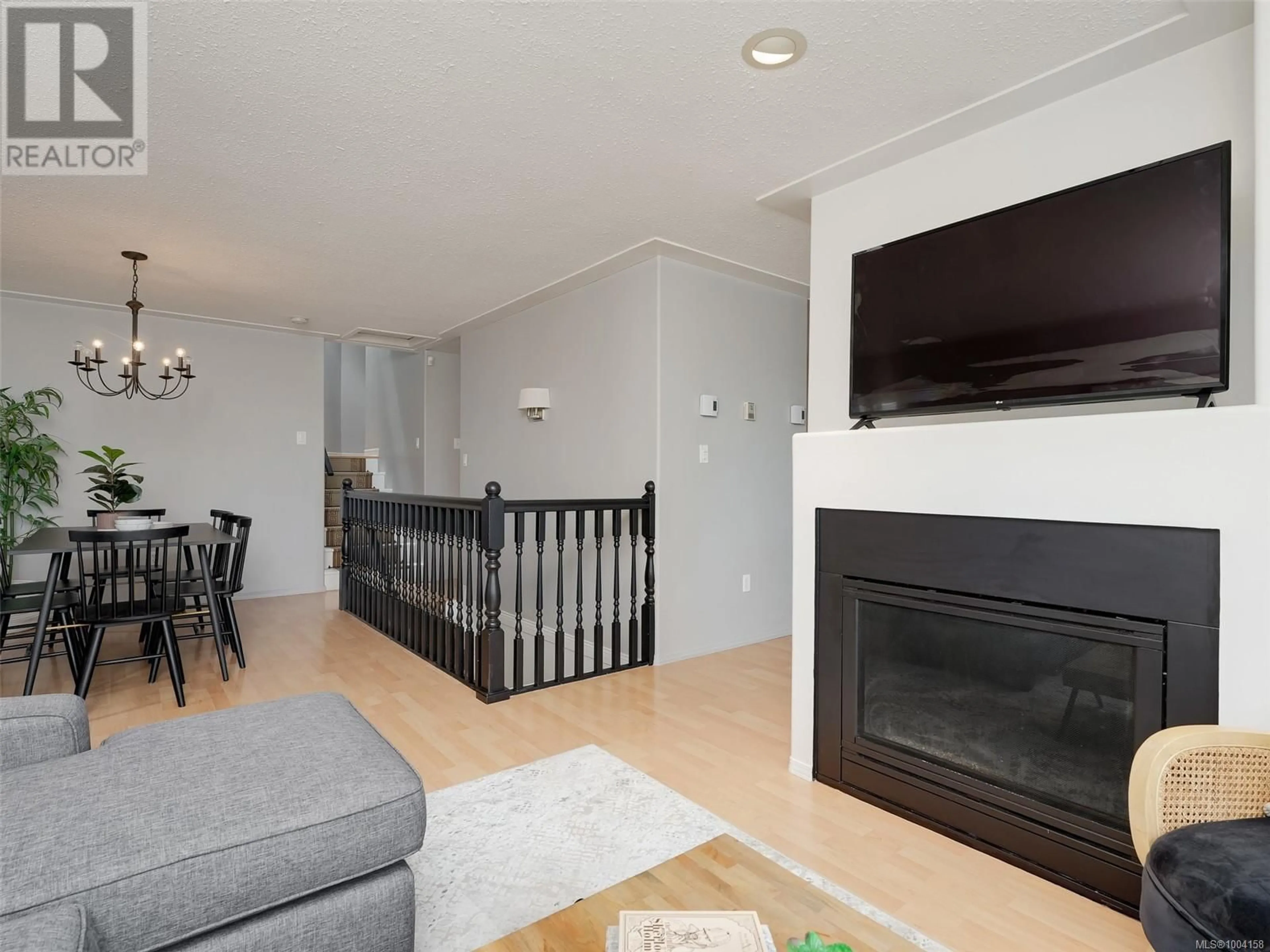 Living room with furniture, wood/laminate floor for 955 FALMOUTH ROAD, Saanich British Columbia V8X3A4