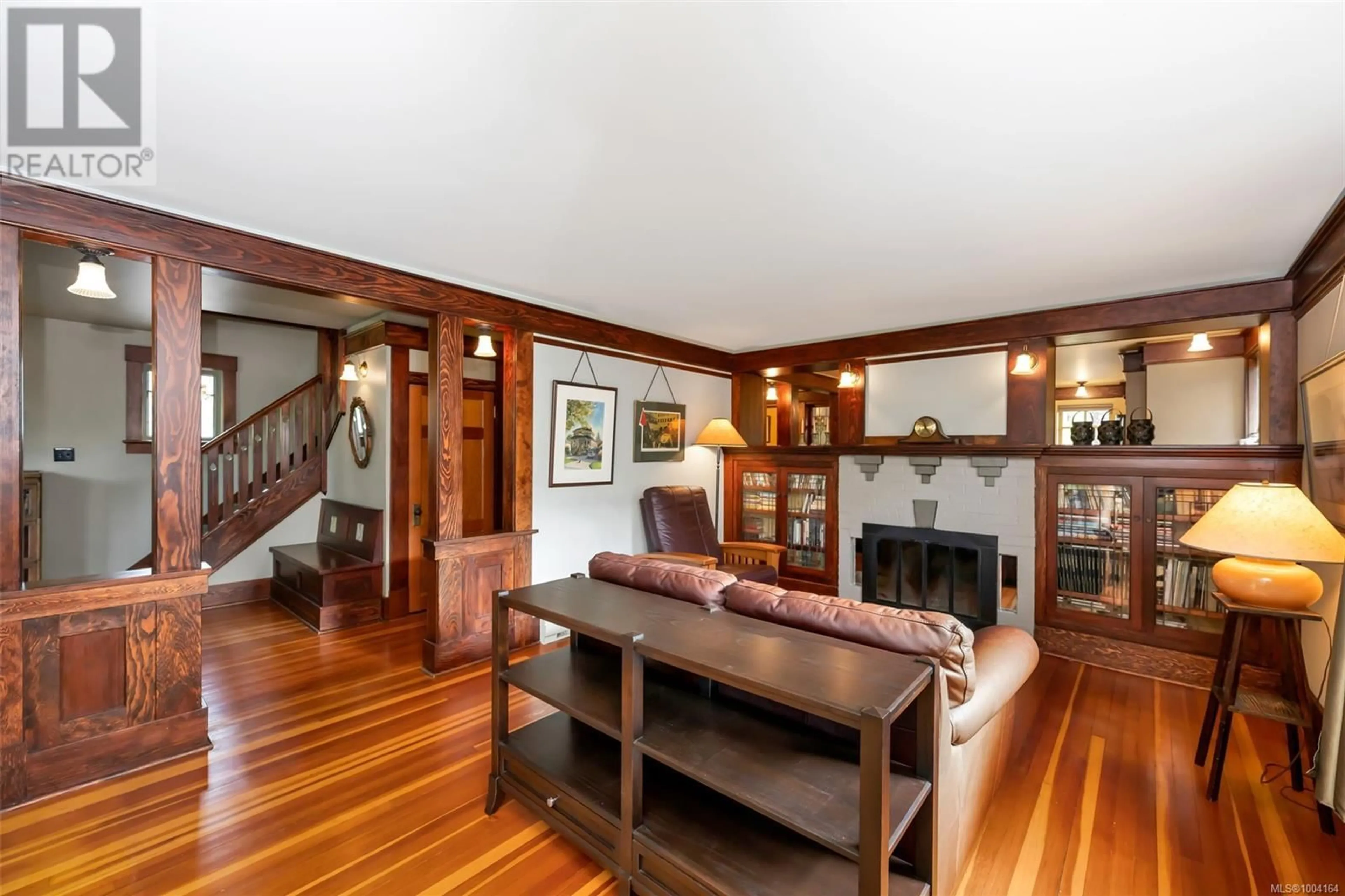 Indoor foyer for 1329 CARNSEW STREET, Victoria British Columbia V8S1P1