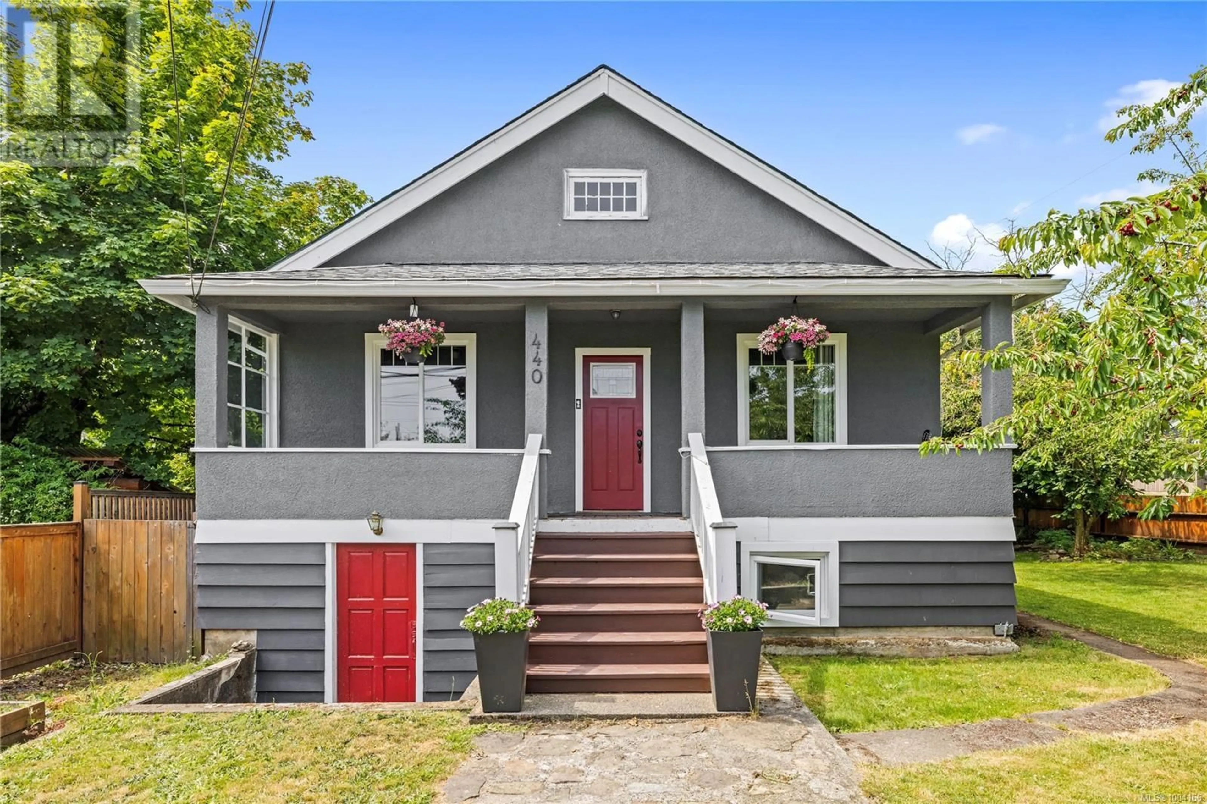 Home with vinyl exterior material, street for 440 3RD AVENUE, Ladysmith British Columbia V9G1A7