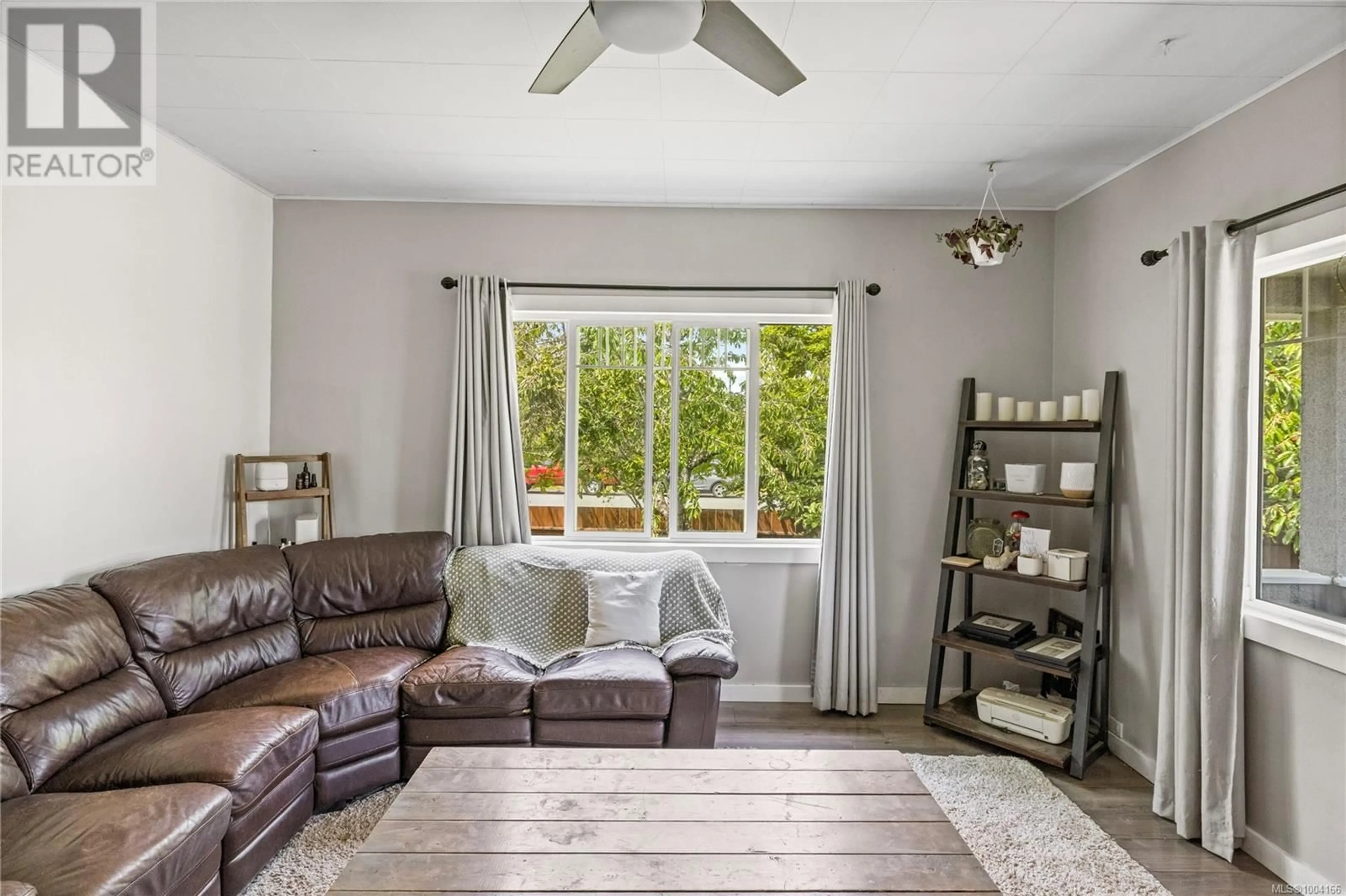 Living room with furniture, unknown for 440 3RD AVENUE, Ladysmith British Columbia V9G1A7