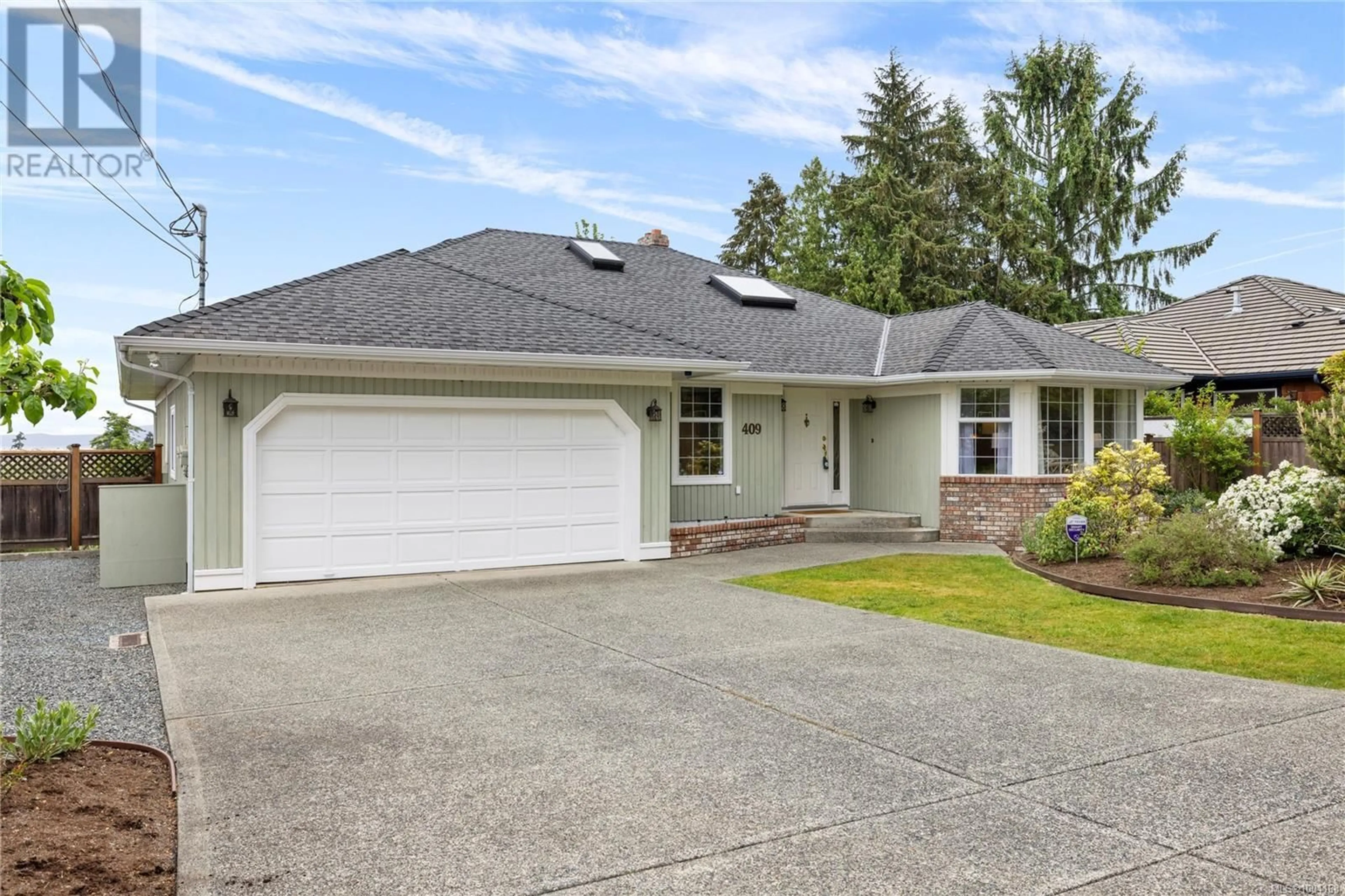 Home with vinyl exterior material, street for 409 HEATH AVENUE, Parksville British Columbia V9P1V3