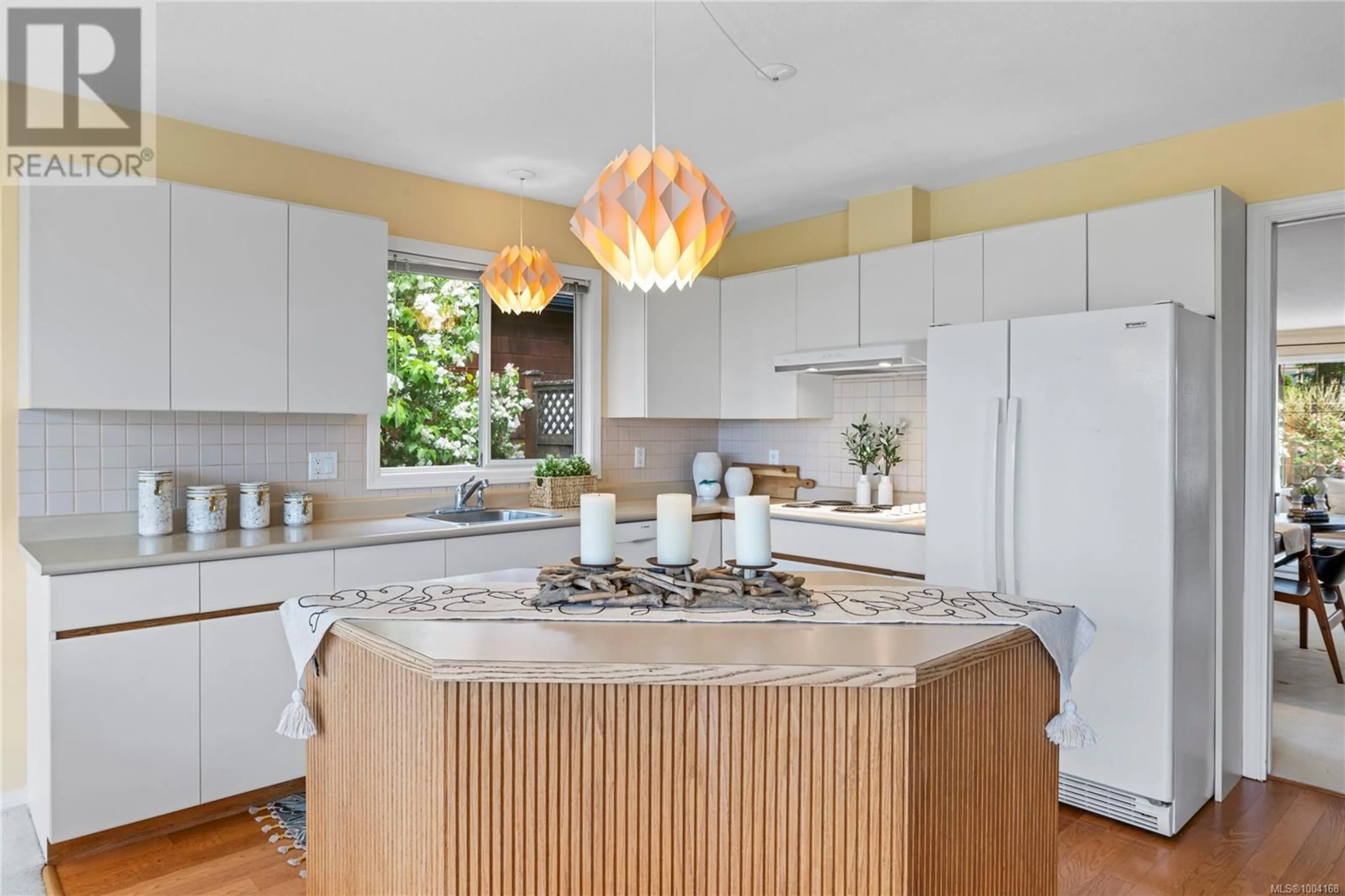 Contemporary kitchen, unknown for 409 HEATH AVENUE, Parksville British Columbia V9P1V3
