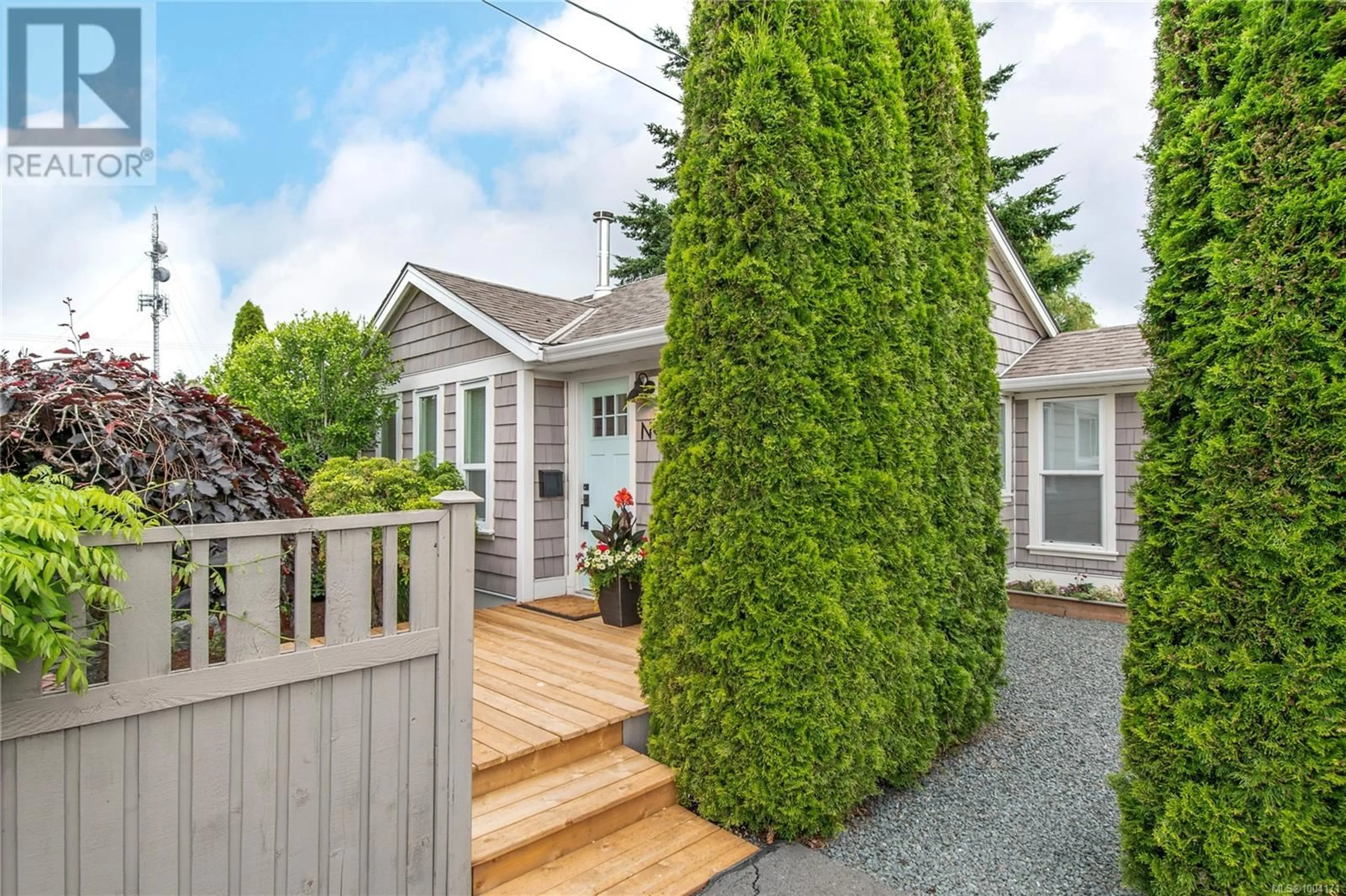 Home with vinyl exterior material, street for 470 6TH AVENUE, Campbell River British Columbia V9W3Z3