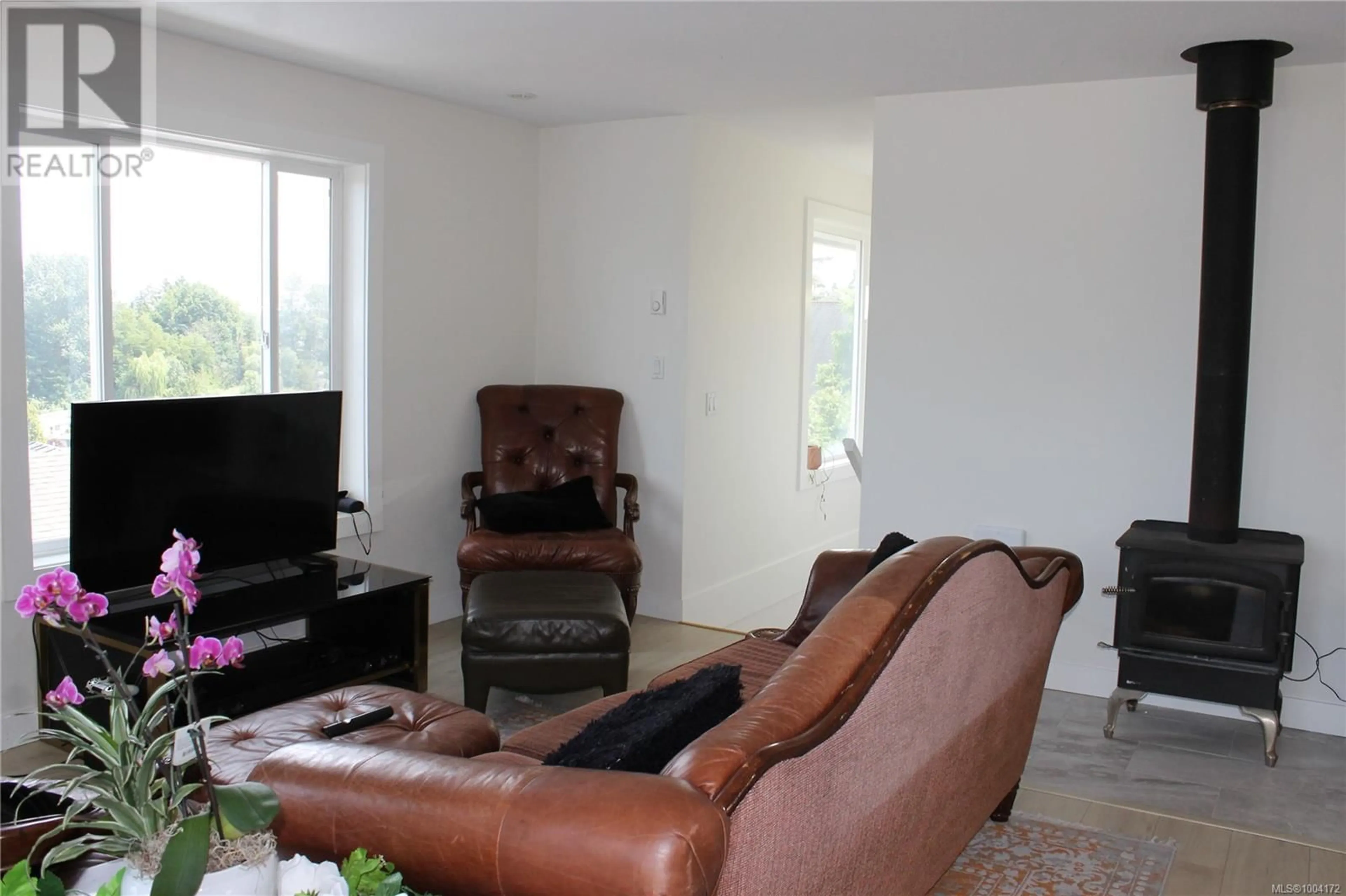 Living room with furniture, unknown for 6160 LAKEVIEW DRIVE, Duncan British Columbia V9L2G4
