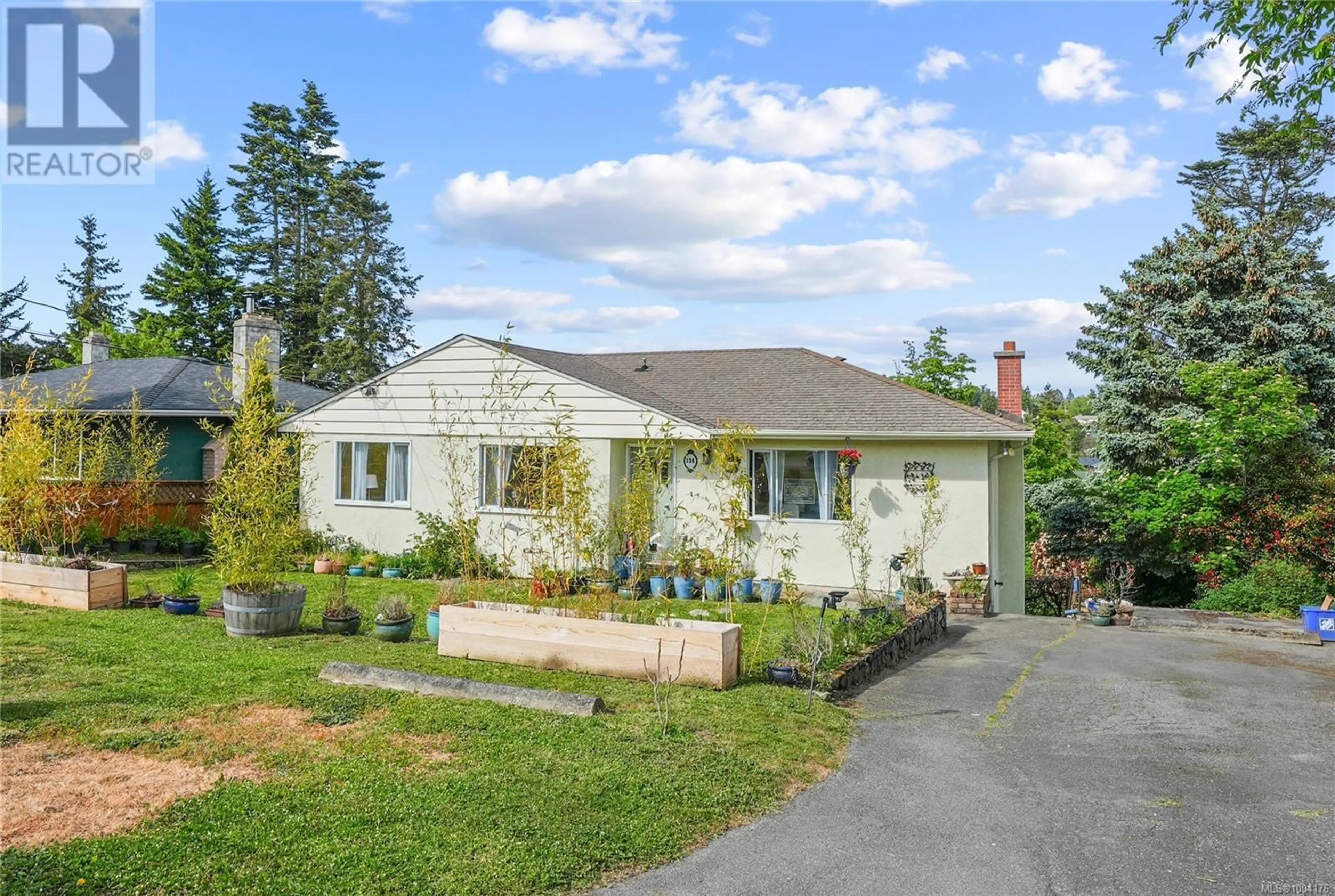 A pic from outside/outdoor area/front of a property/back of a property/a pic from drone, street for 736 JASMINE AVENUE, Saanich British Columbia V8Z2N9