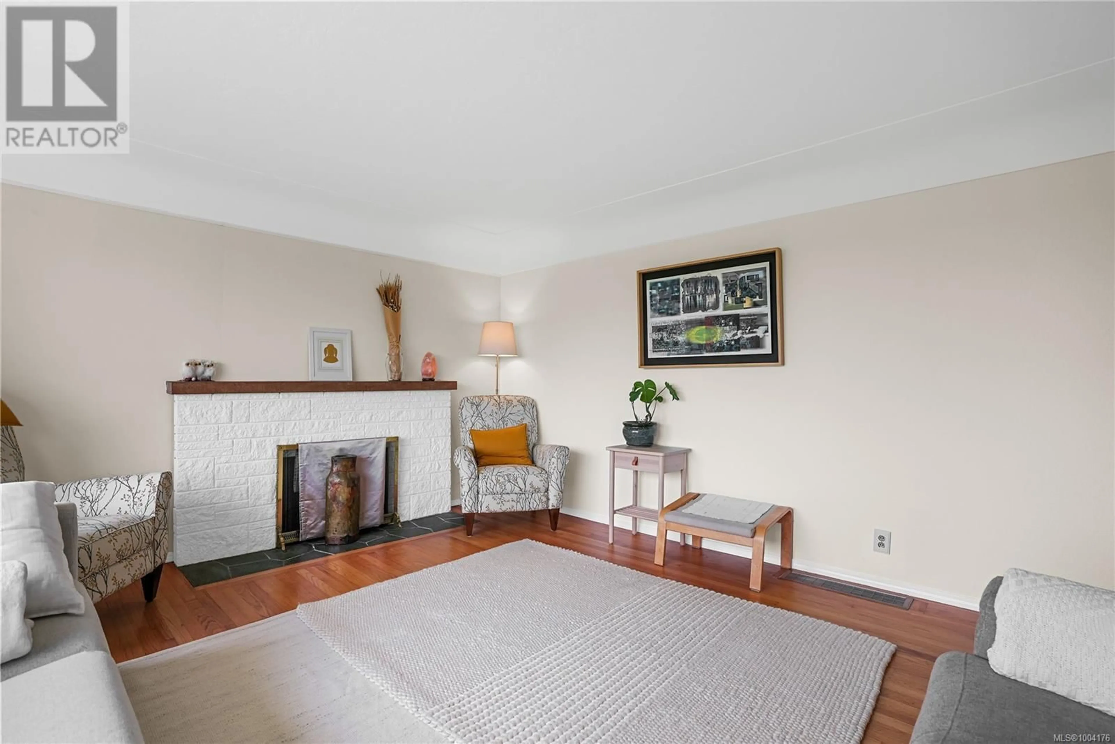 Living room with furniture, unknown for 736 JASMINE AVENUE, Saanich British Columbia V8Z2N9