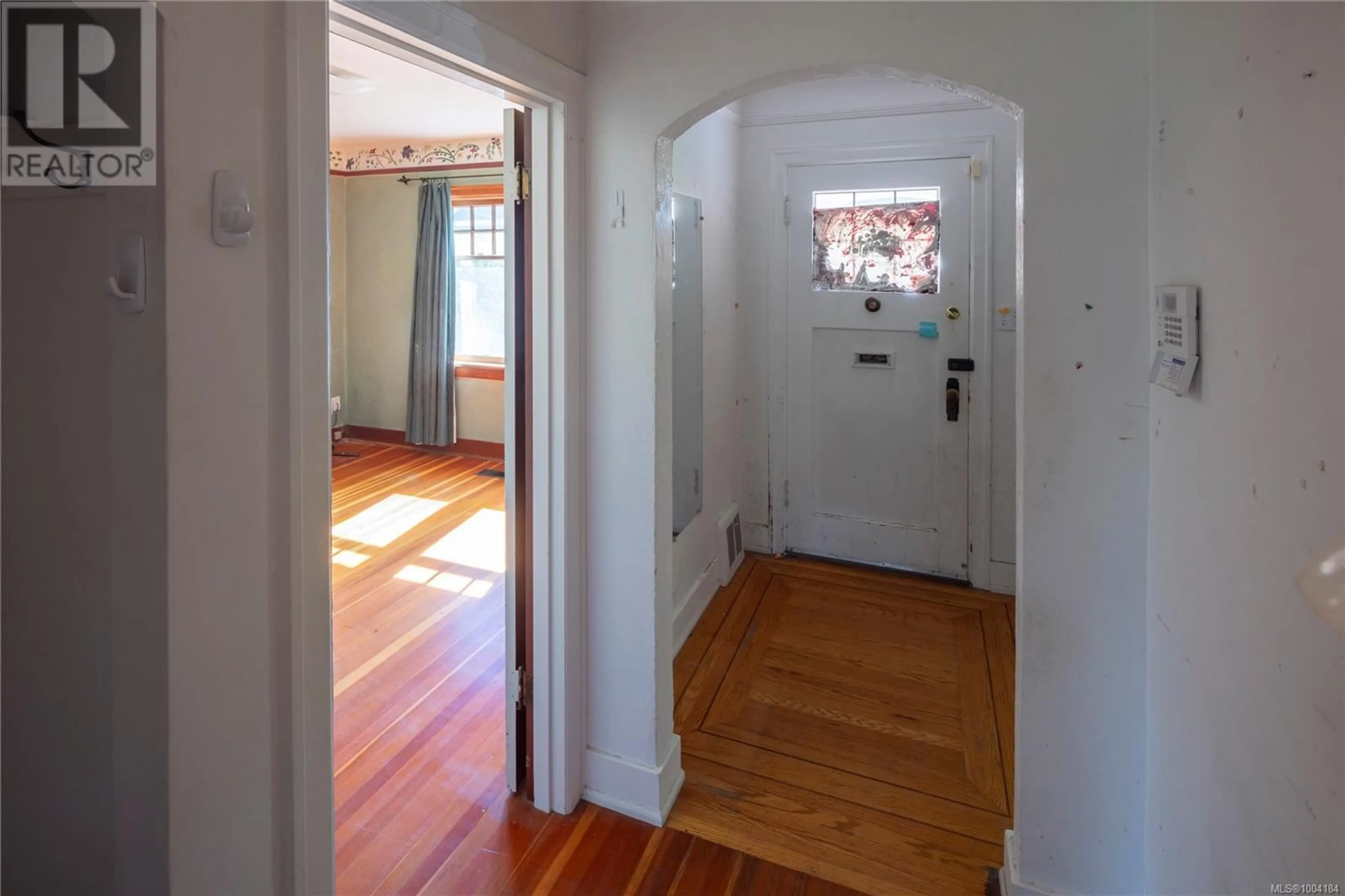 Indoor entryway for 2030 MEADOW PLACE, Oak Bay British Columbia V8R1R3