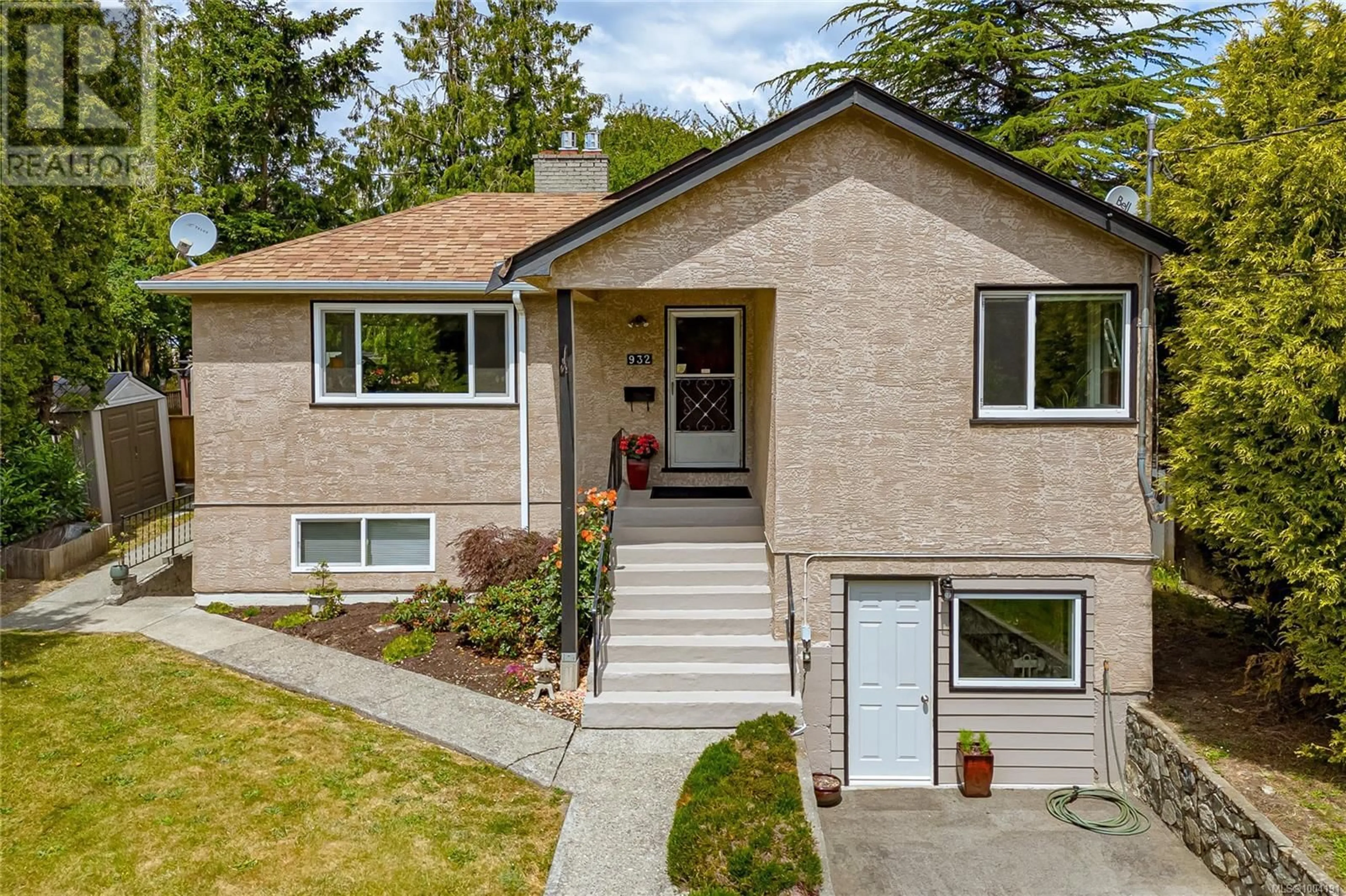 Home with vinyl exterior material, street for 932 TATTERSALL DRIVE, Saanich British Columbia V8X2W9