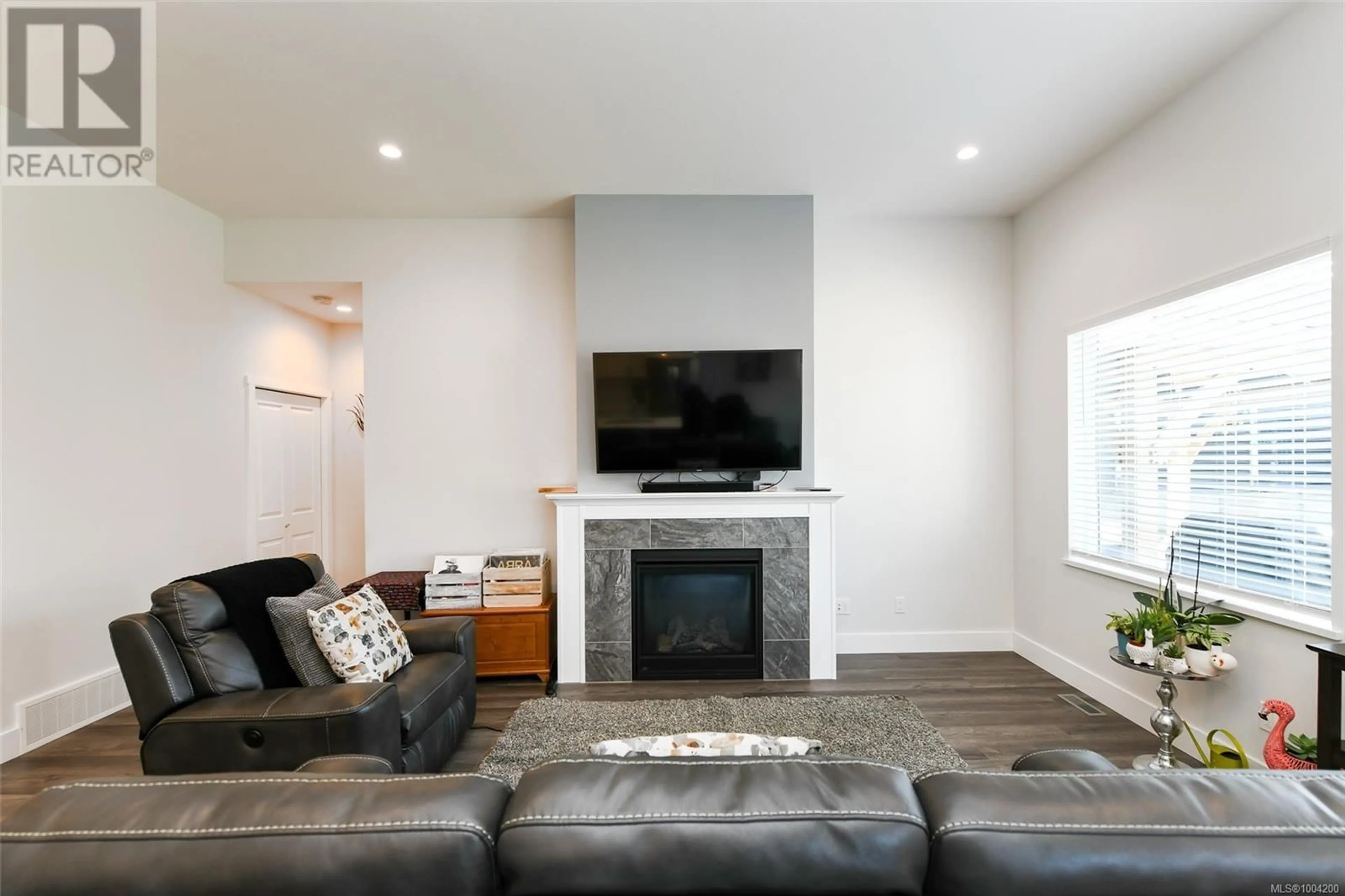 Living room with furniture, wood/laminate floor for 3389 BOLTON STREET, Cumberland British Columbia V0R1S0