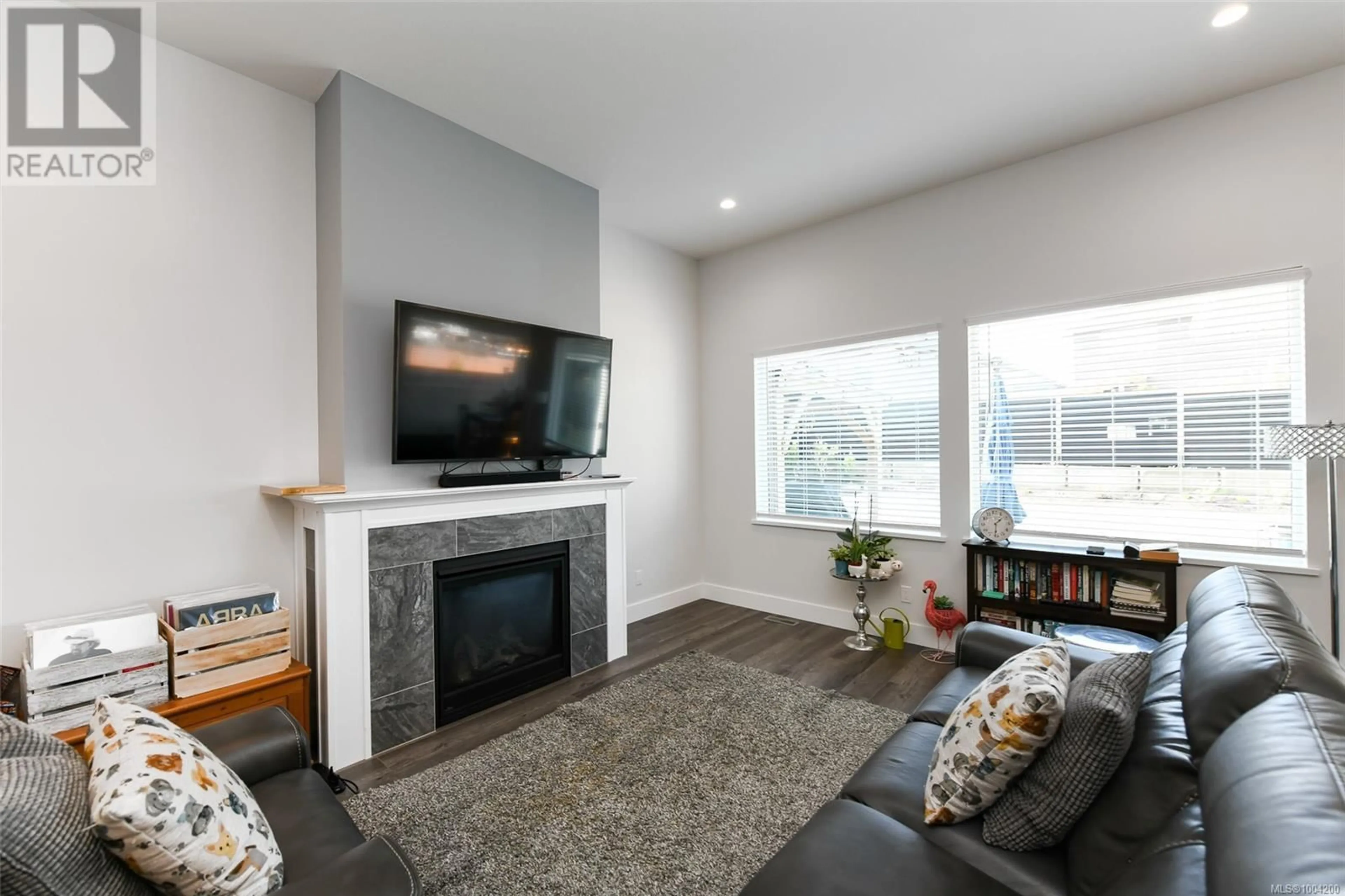 Living room with furniture, unknown for 3389 BOLTON STREET, Cumberland British Columbia V0R1S0