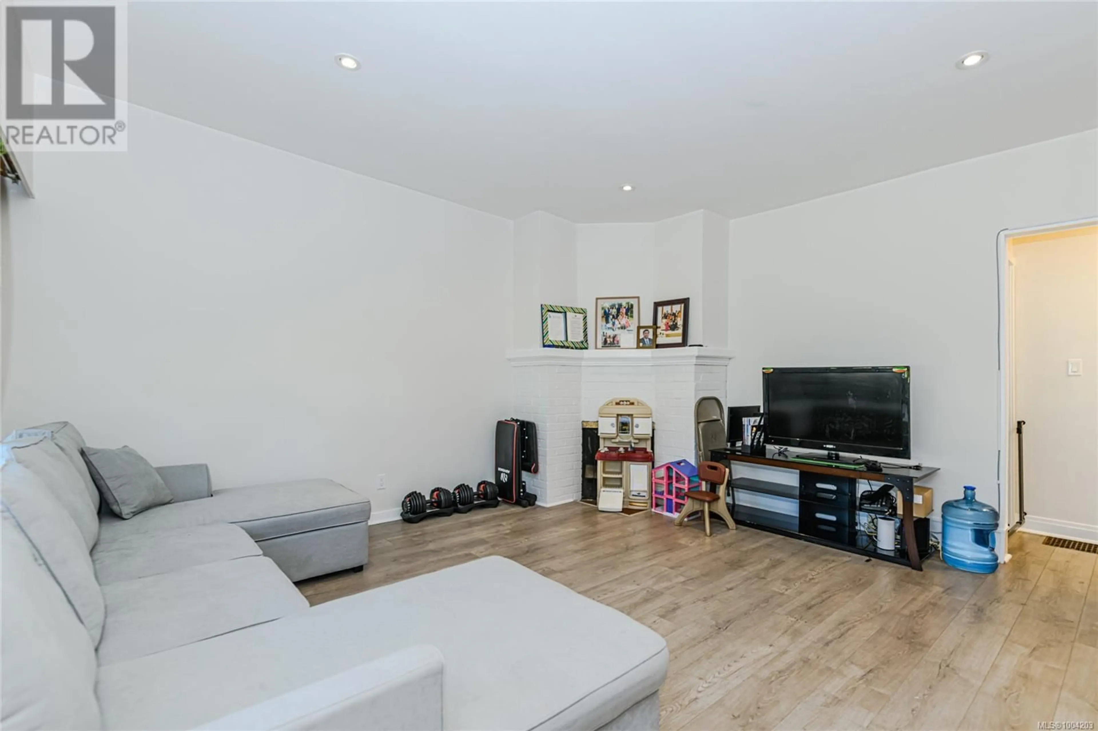 Living room with furniture, wood/laminate floor for 3170 ALDER STREET, Victoria British Columbia V8X1N8