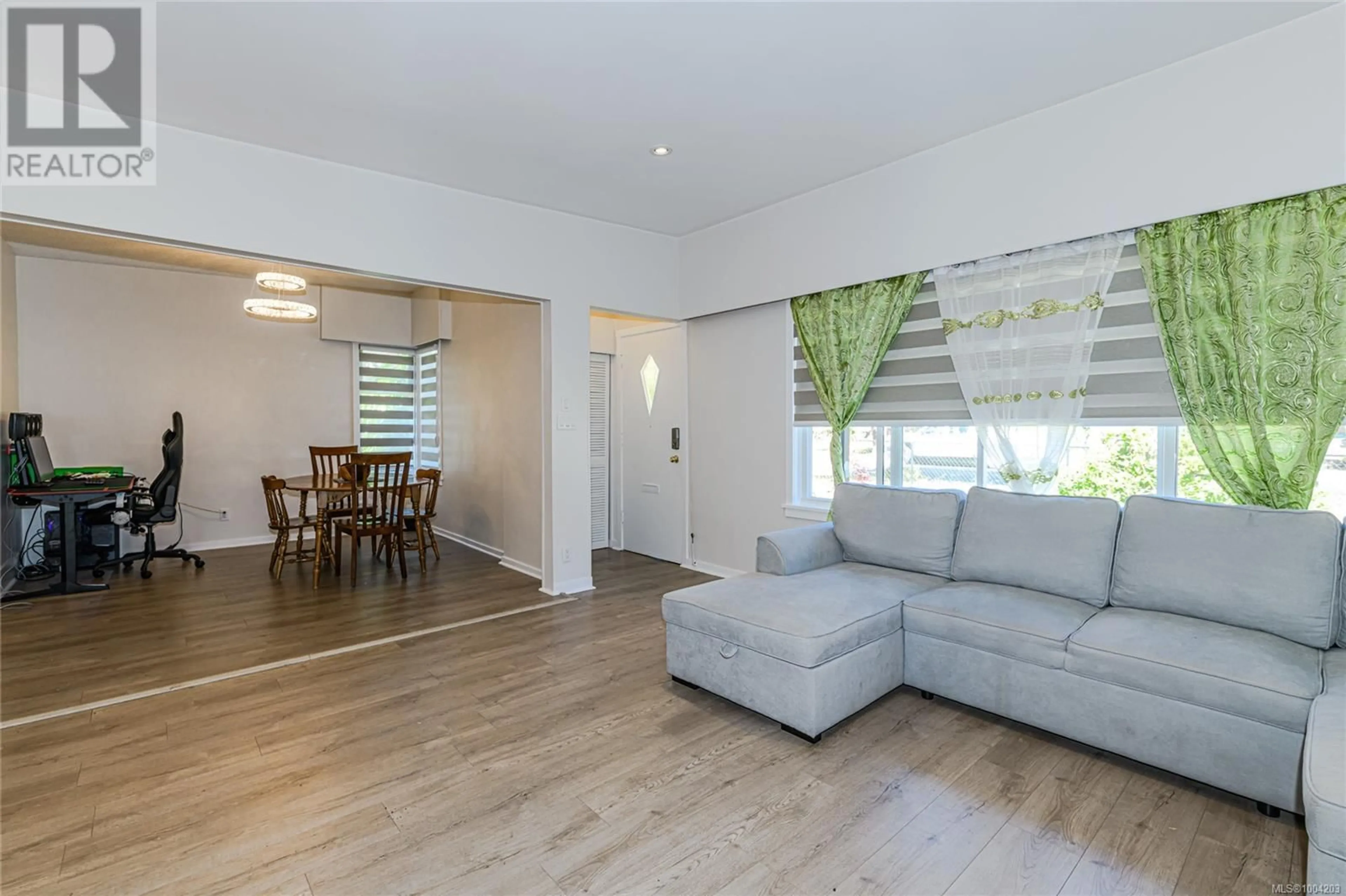 Living room with furniture, wood/laminate floor for 3170 ALDER STREET, Victoria British Columbia V8X1N8