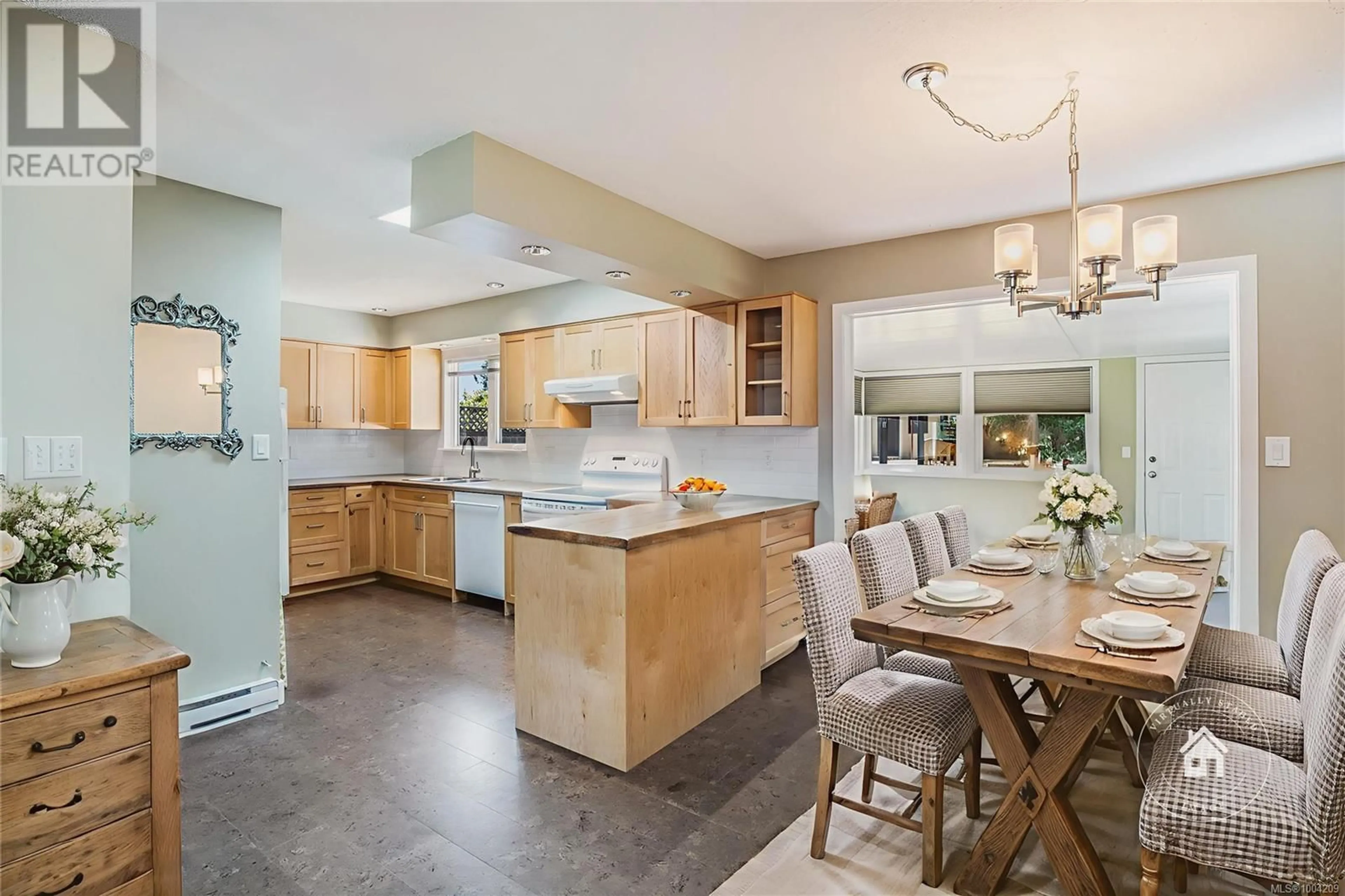 Open concept kitchen, ceramic/tile floor for 572 MORISON AVENUE, Parksville British Columbia V9P1H4