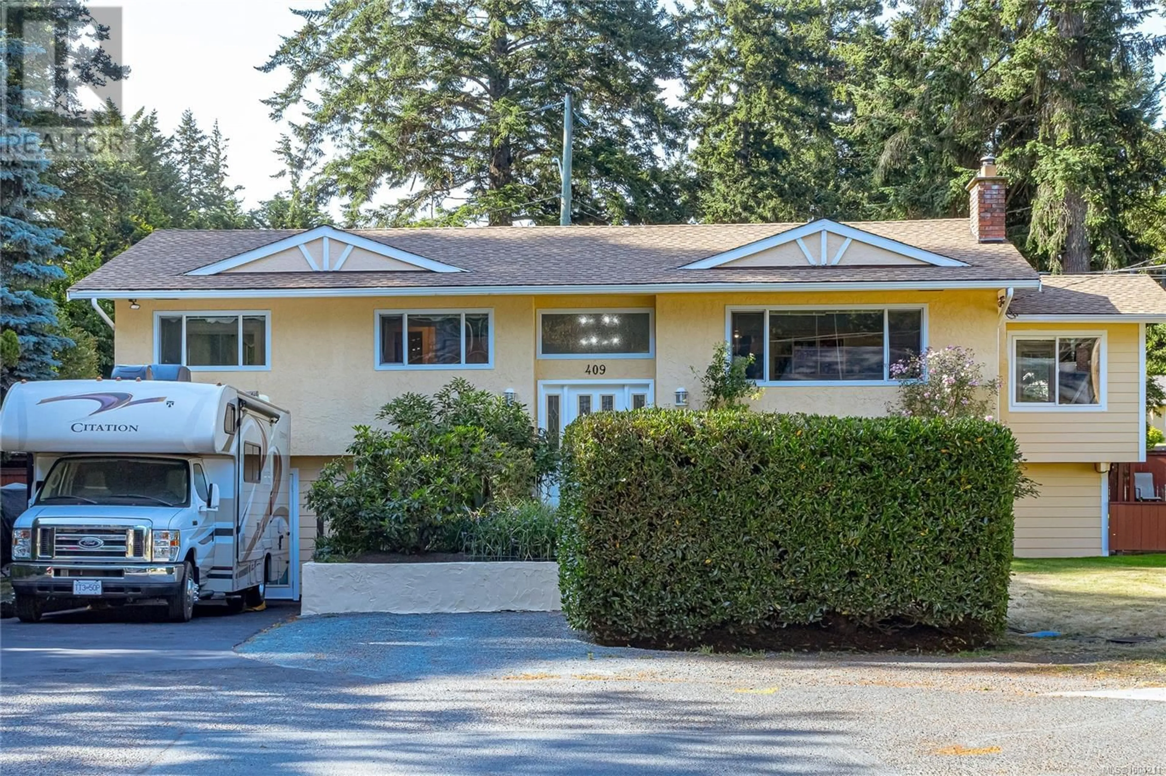 Home with vinyl exterior material, street for 409 RAYNERWOOD PLACE, Colwood British Columbia V9C2B4