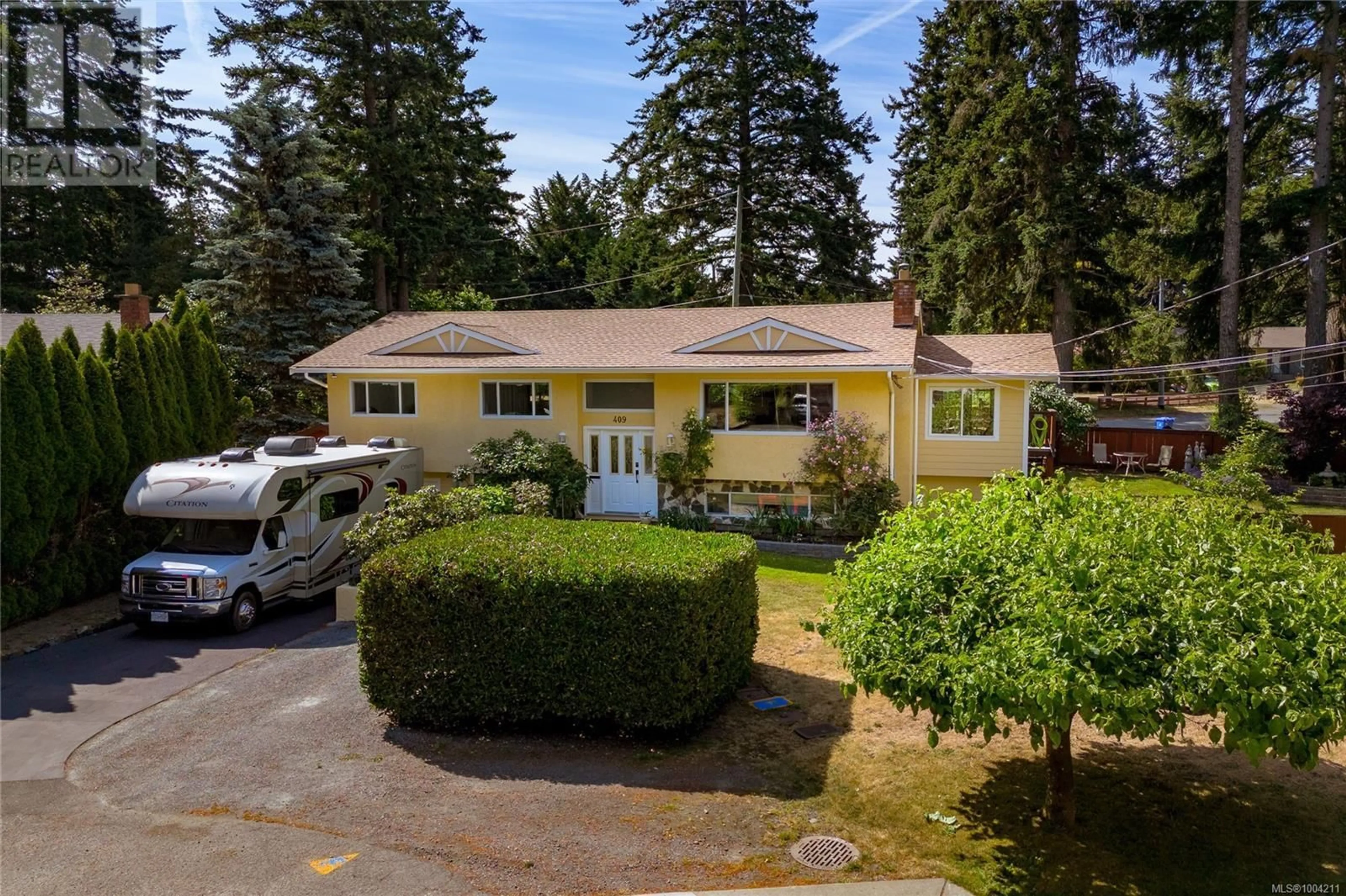 A pic from outside/outdoor area/front of a property/back of a property/a pic from drone, street for 409 RAYNERWOOD PLACE, Colwood British Columbia V9C2B4
