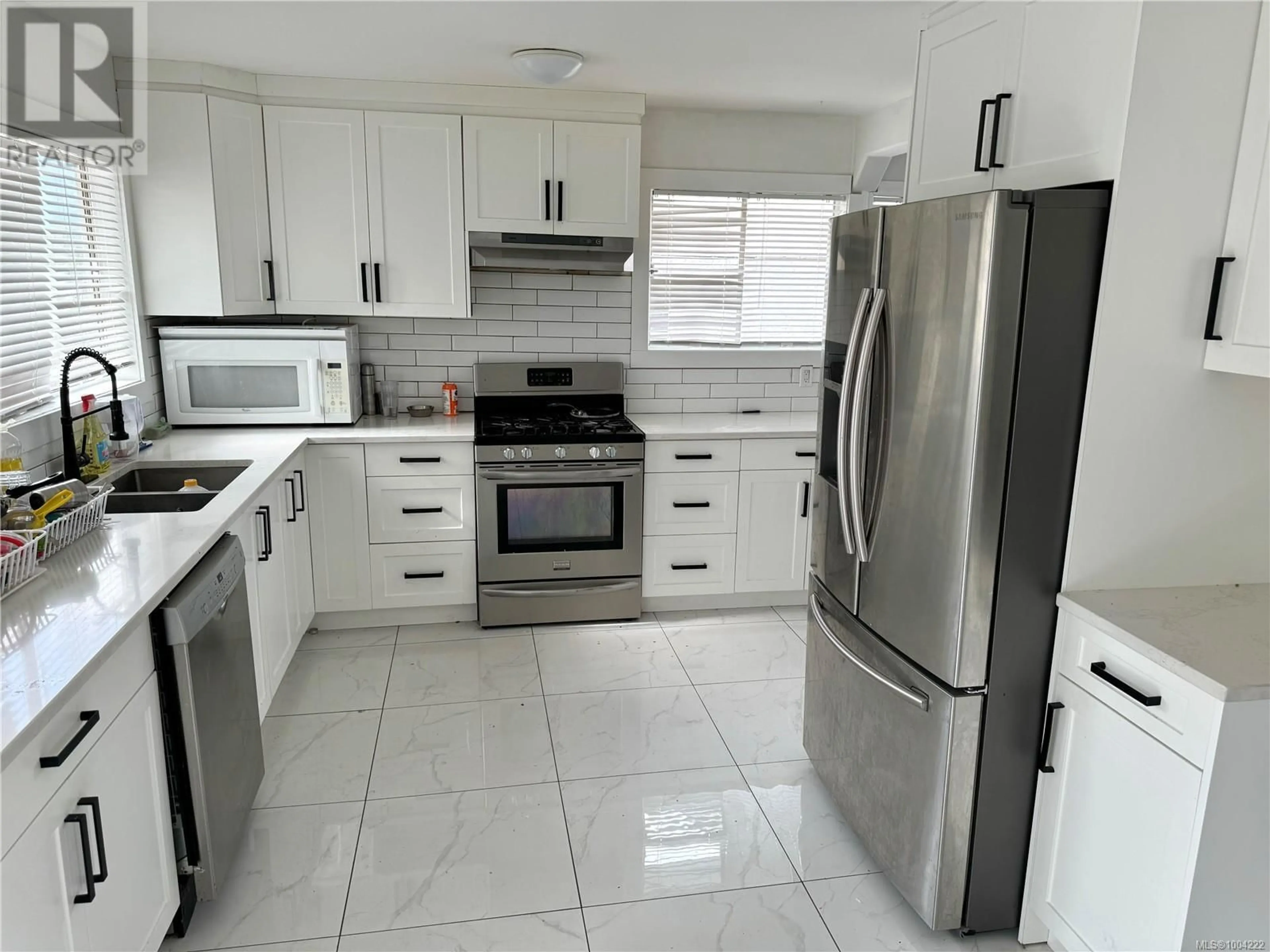 Standard kitchen, ceramic/tile floor for 4052 9TH AVENUE, Port Alberni British Columbia V9Y4V2