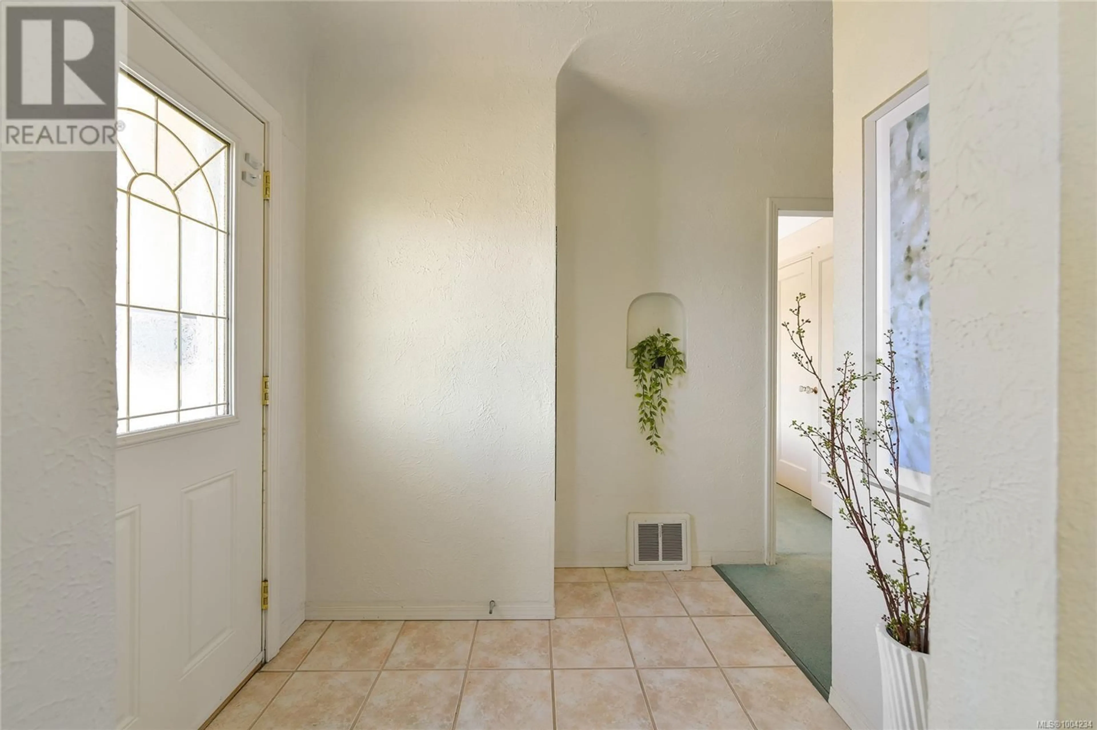 Indoor entryway for 3180 DAVIN STREET, Saanich British Columbia V9A1T9