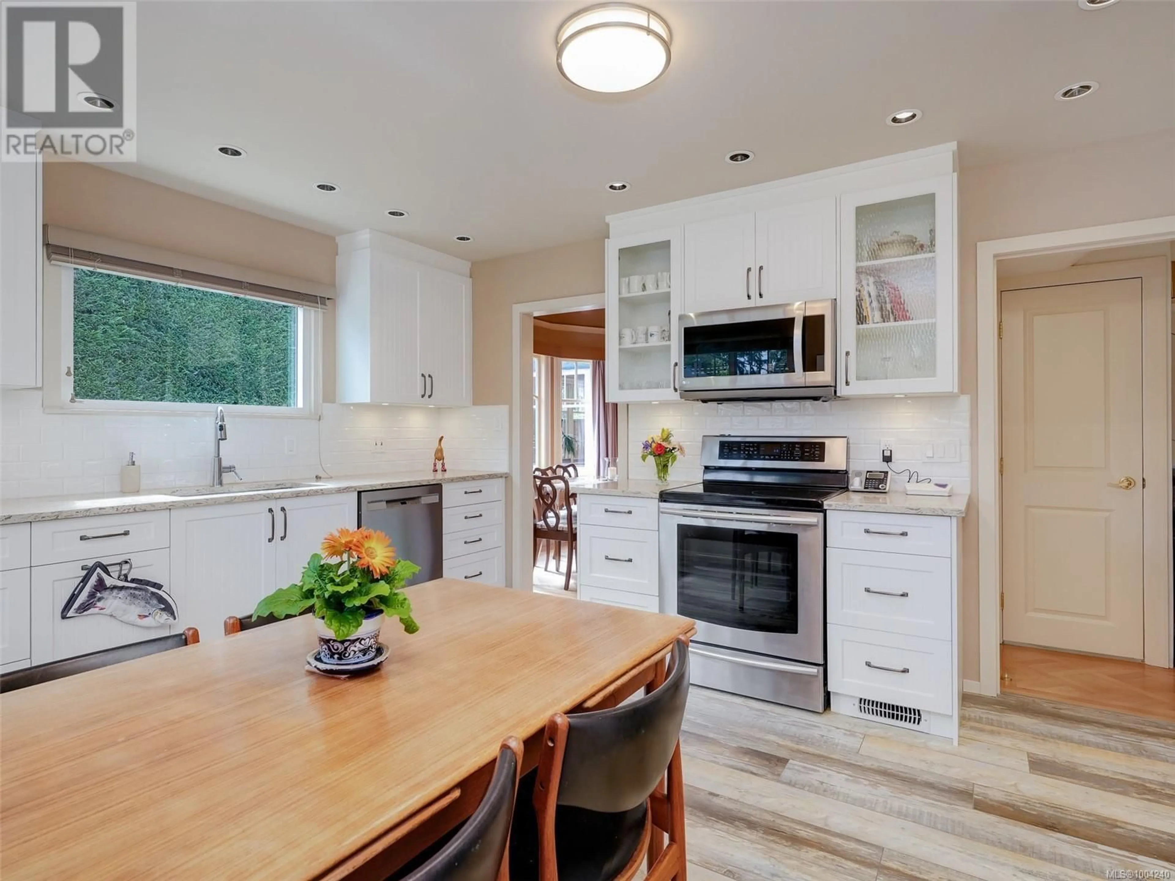 Open concept kitchen, unknown for 2886 GLENWOOD AVENUE, Saanich British Columbia V9A2S2
