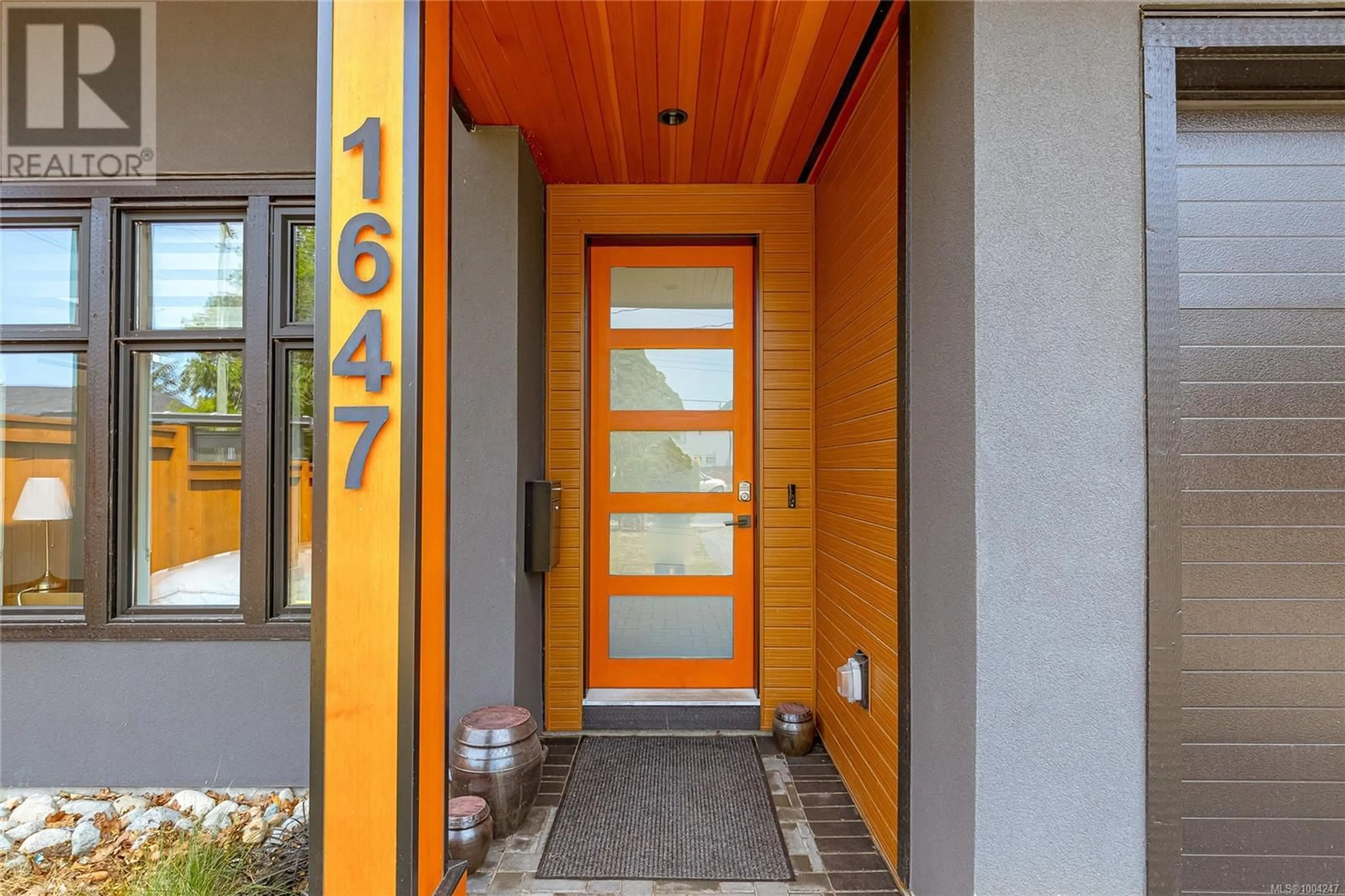 Indoor entryway for 1647 KENMORE ROAD, Saanich British Columbia V8N4M8