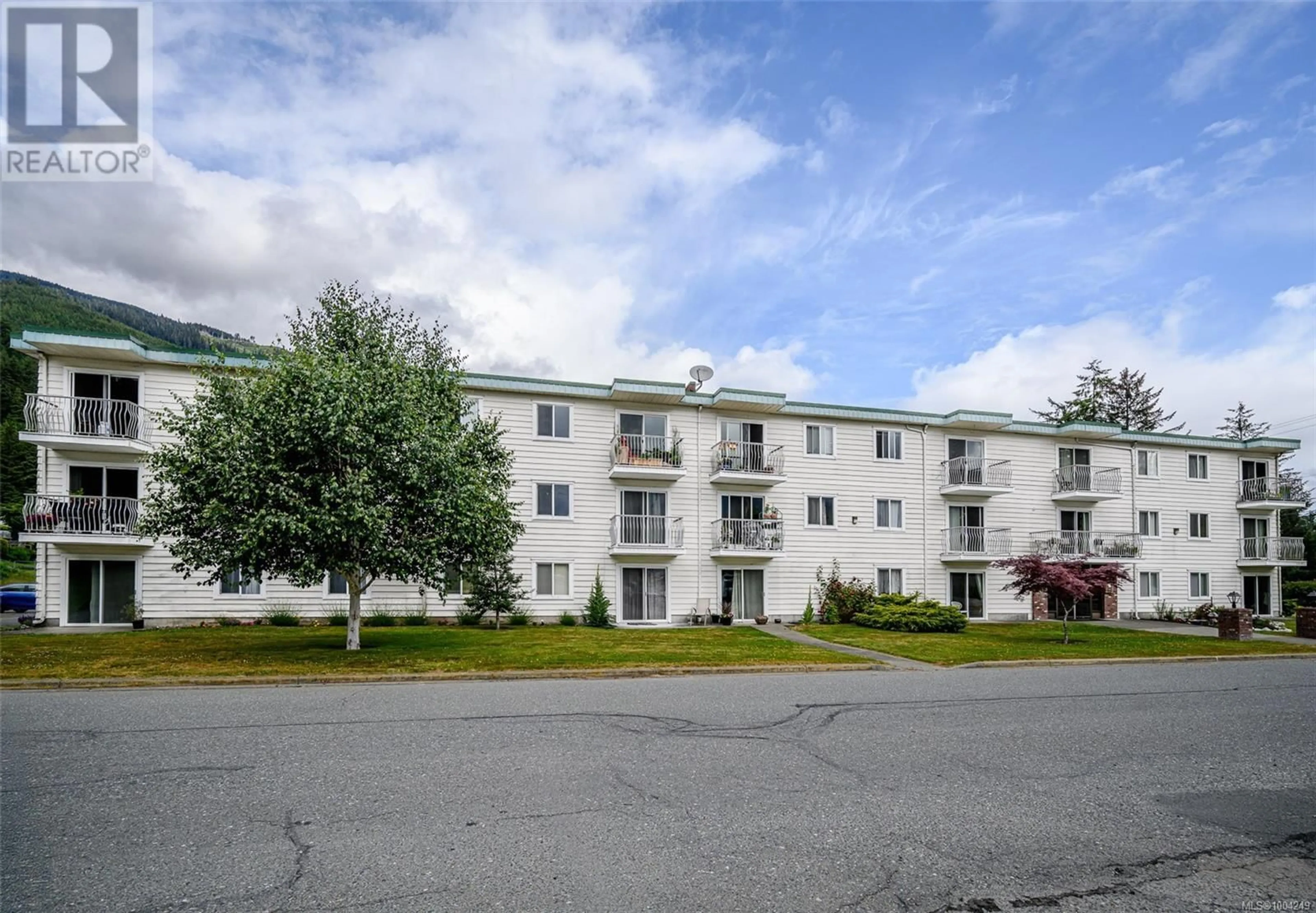 Patio, mountain view for 107 - 611 MACMILLAN DRIVE, Sayward British Columbia V0P1R0