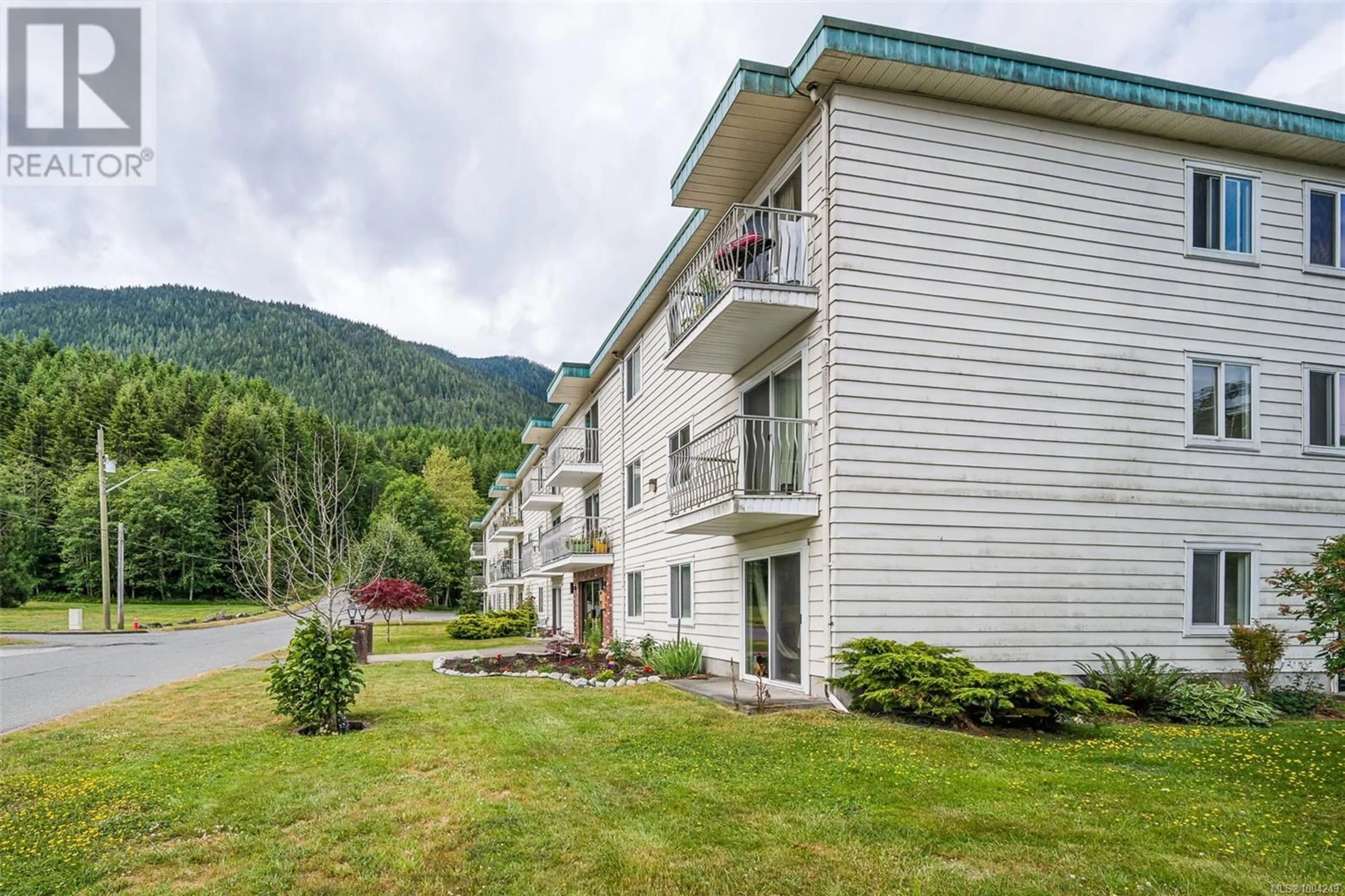 Patio, mountain view for 107 - 611 MACMILLAN DRIVE, Sayward British Columbia V0P1R0