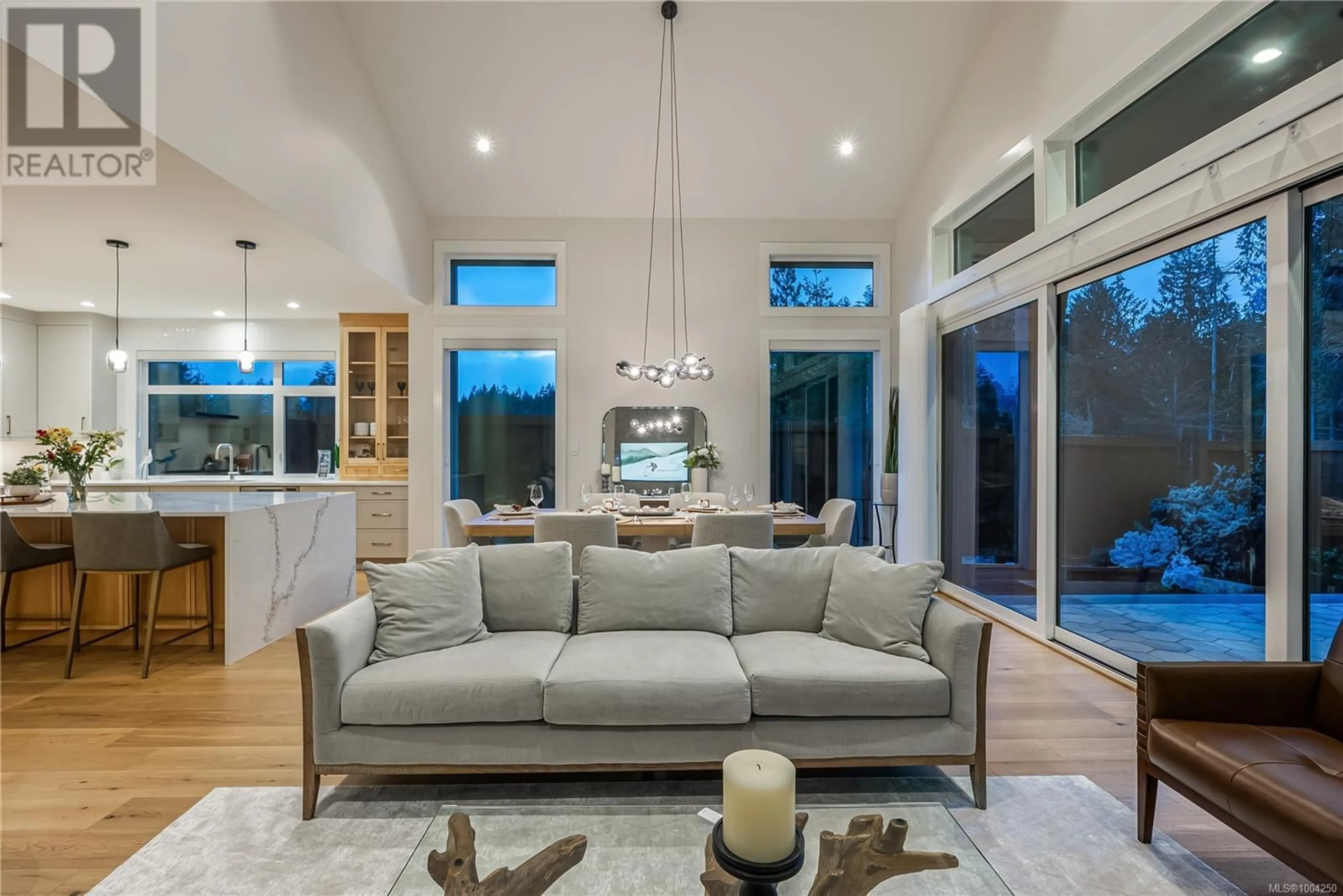 Living room with furniture, unknown for 530 HOLE-IN-ONE DRIVE, Qualicum Beach British Columbia V9P1M5