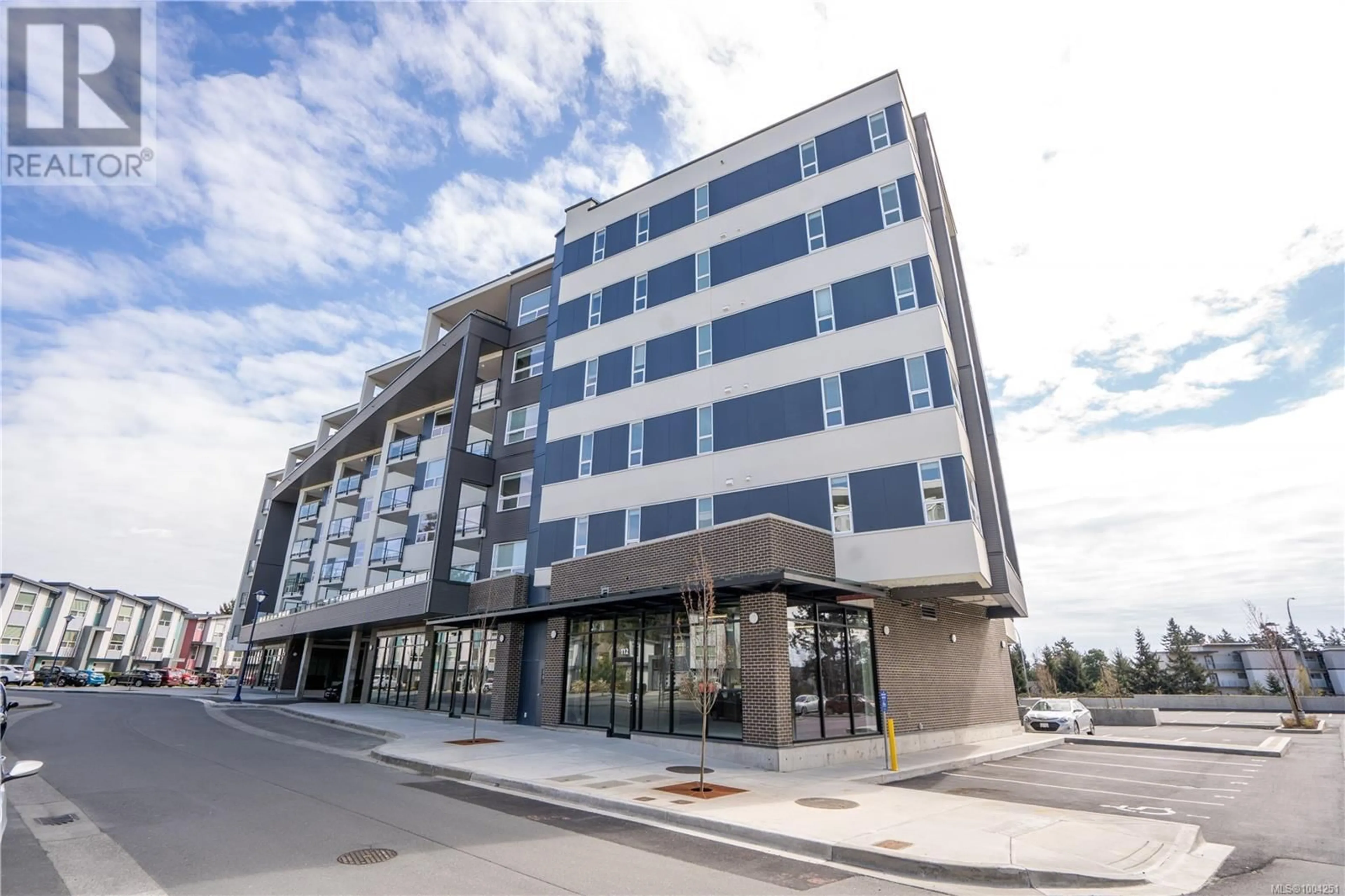 Patio, building for 205 - 947 WHIRLAWAY CRESCENT, Langford British Columbia V9B6W6