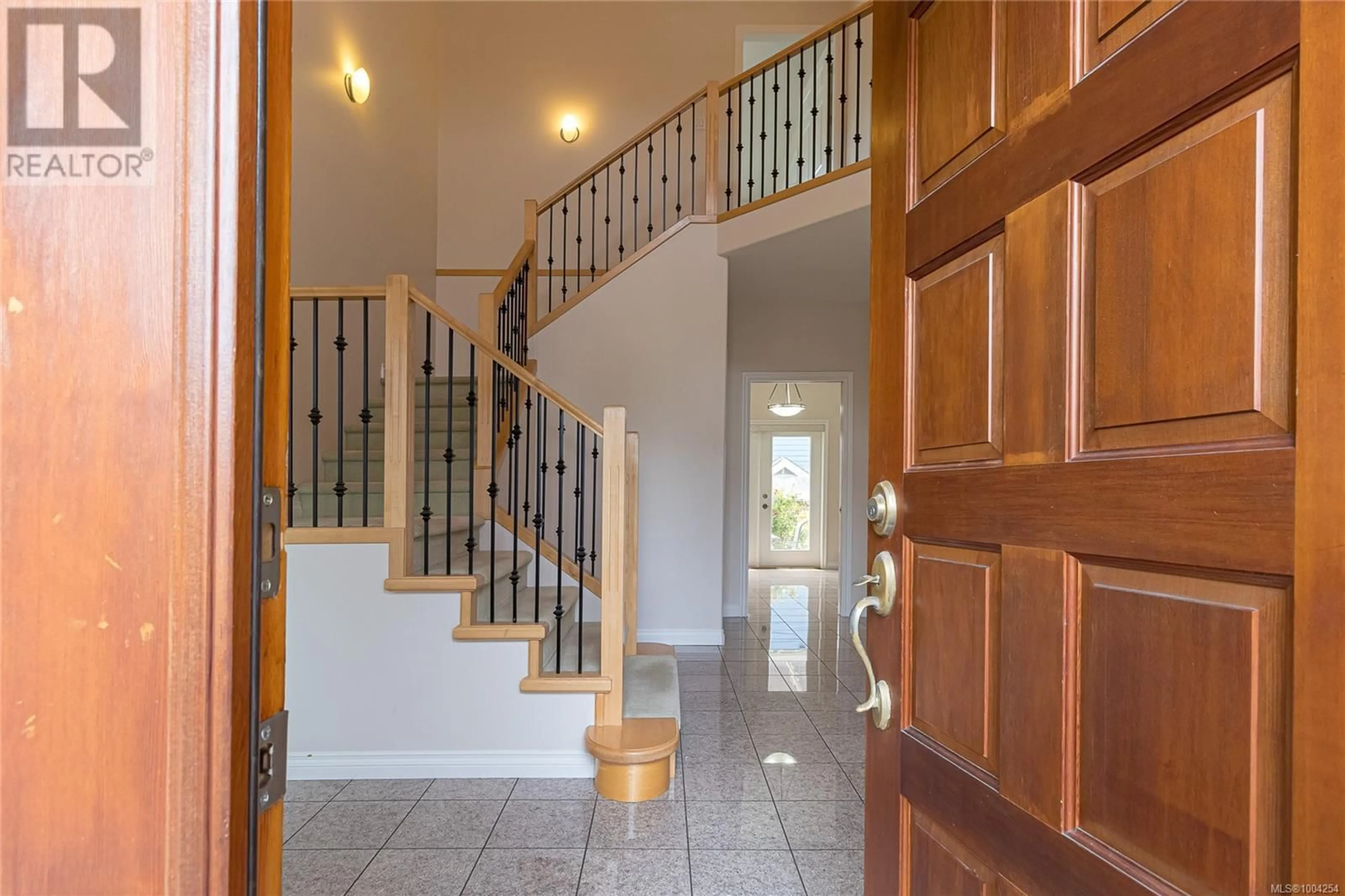 Indoor foyer for 1734 MAMICH CIRCLE, Saanich British Columbia V8N6N1