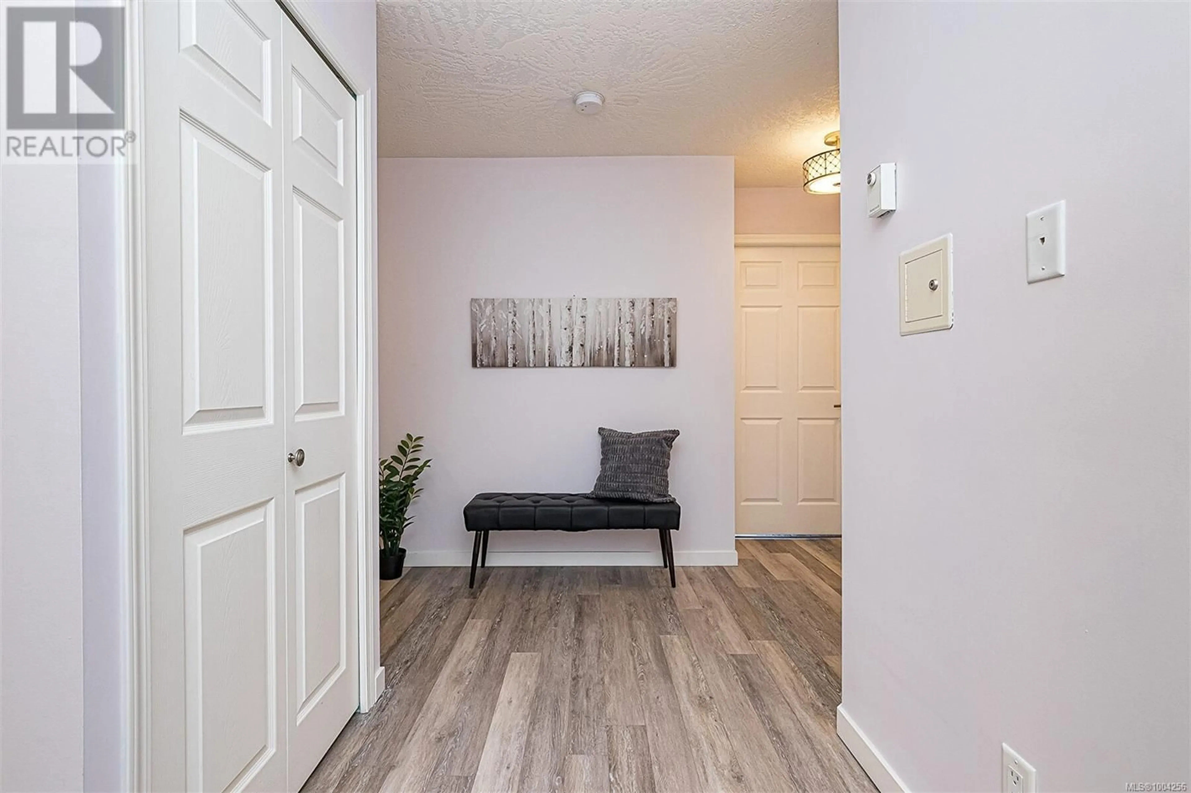 Indoor entryway for 304 - 4535 VIEWMONT AVENUE, Saanich British Columbia V8Z5L3