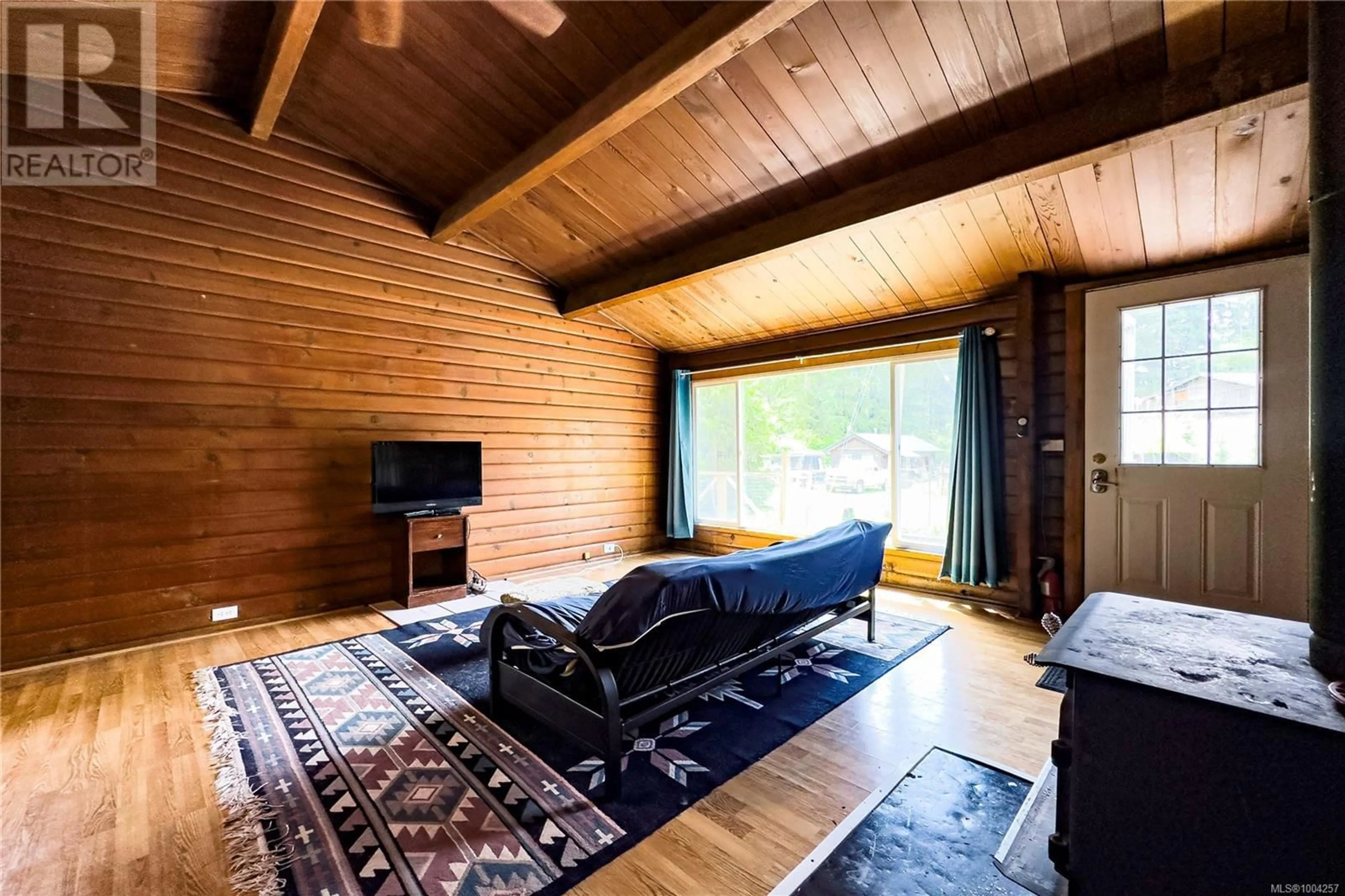 Living room with furniture, wood/laminate floor for 622 KENO CRESCENT, Zeballos British Columbia V0P2A0