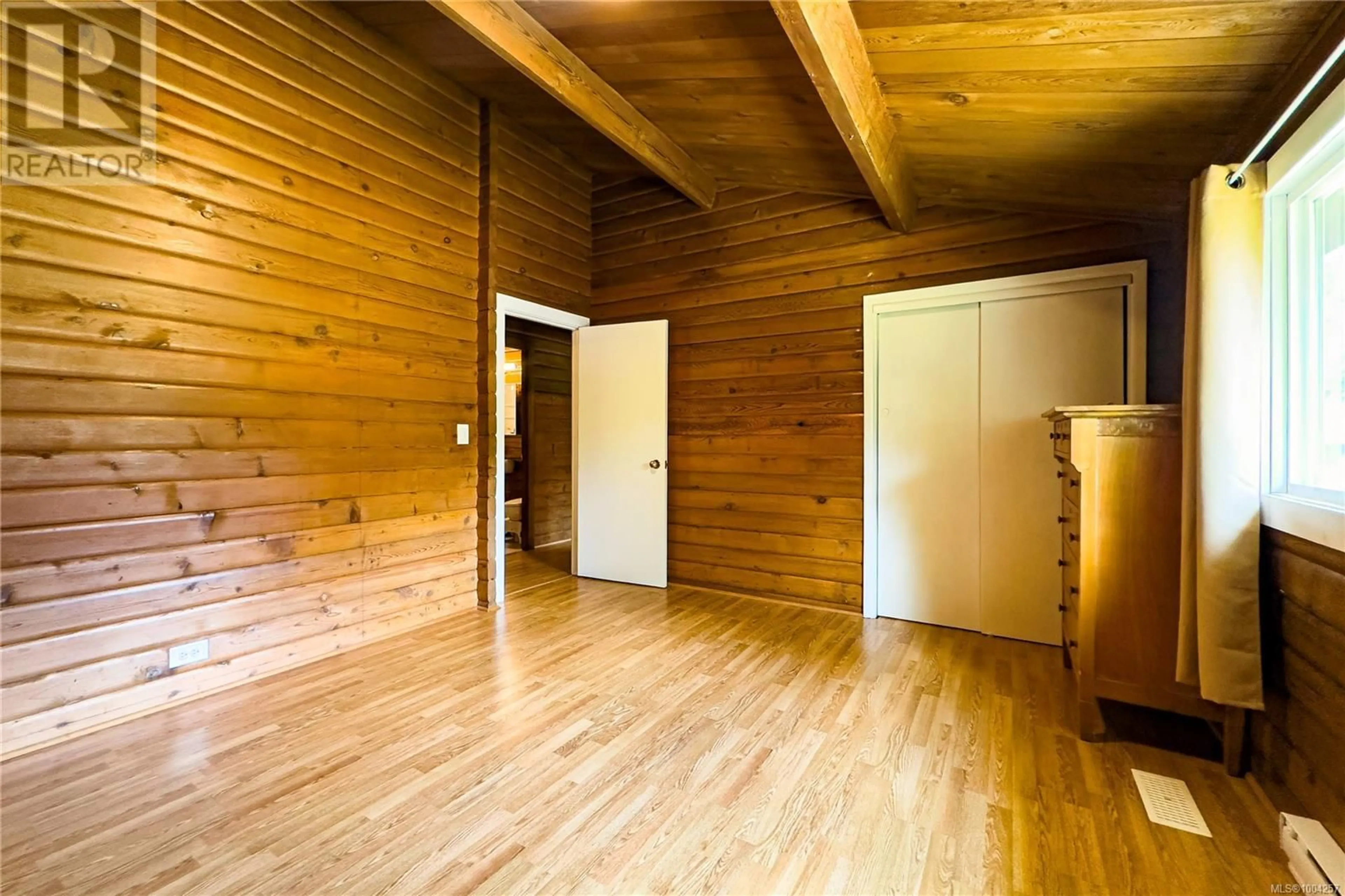 Indoor foyer for 622 KENO CRESCENT, Zeballos British Columbia V0P2A0