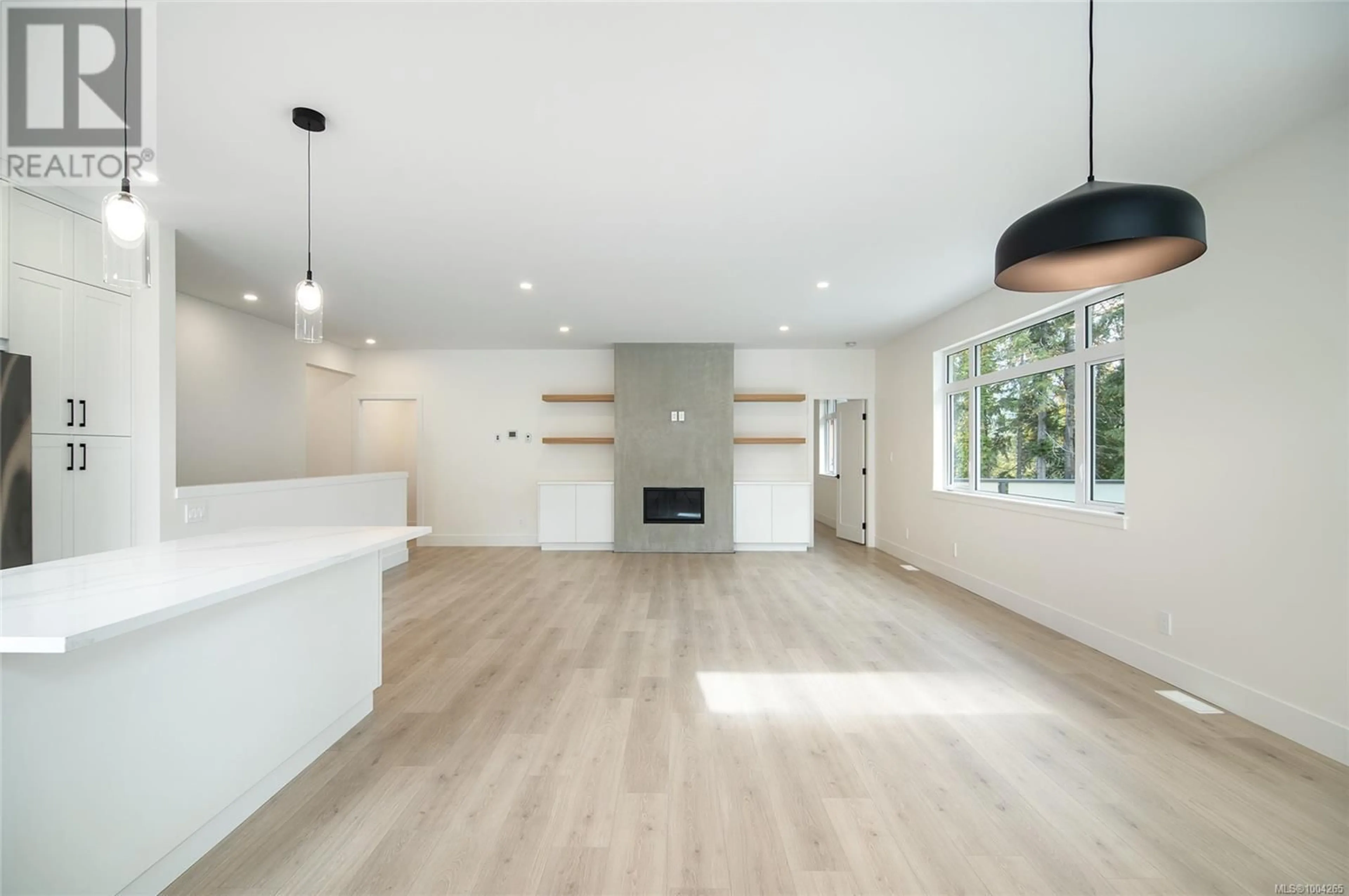 Living room with furniture, wood/laminate floor for 20 - 1580 GLEN EAGLE DRIVE, Campbell River British Columbia V9W3N1